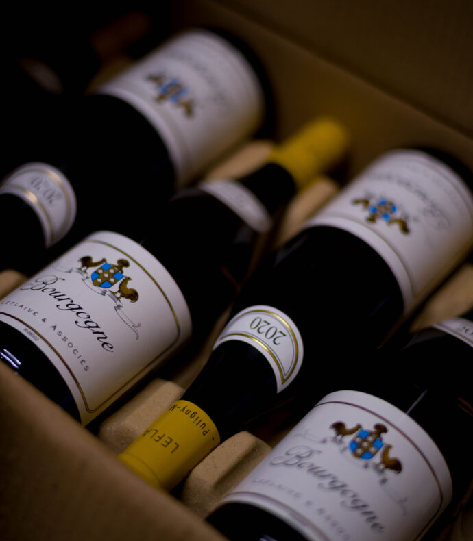 LEFLAVIE＆ASSOCIES　BOURGOGNE　BLANC　2020　ルフレーヴ　アソシエ　ブルゴーニュブラン　2020ヴィンテージ　　ドメーヌ・ルフレーヴ　ネゴシアン　フランス白ワイン　最高峰　偉大　生産者　500年以上の歴史　イギリスで最も権威のあるワイン評価雑誌デキャンタにて白ワインの世界10大生産者の栄である第一位を獲得　頂点に君臨するドメーヌ　ビオディナミ　有機農法　テロワール　重視　ブドウ栽培　ルフレ―ヴのスタッフ　少量生産　ピュリニーモンラッシェの葡萄使用　上質で洗練された味わい　正規輸入元　流通　名古屋特約店　希少　レア　入手困難　日本酒と白ワインを愛する酒屋　高級飲食店専門酒販店　
株式会社富屋酒店　トミヤサケテン　とみやさけてん TOMIYA　SAKETEN　NAGOYA　愛知県名古屋市瑞穂区上坂町1-41-2 tomiya-saketen.com　特約店　特約流通　地酒　ワイン　専門店　 社長　代表　上田豊二　利き酒師　焼酎アドバイザー　シャンパーニュシュヴァリエ　おたく　マニア　ライカM11　ズミルックス50　レンズ
