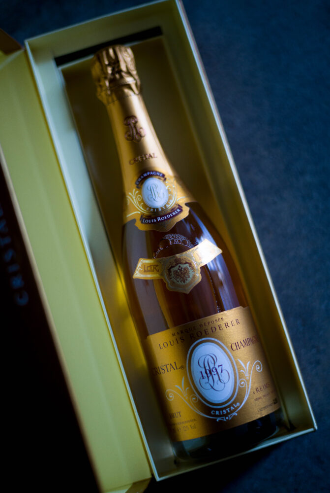 Champagne　Louis　Roederer　CRISTAL　1997（ シャンパーニュ　ルイ・ロデレール　クリスタル　１９９７ヴィンテージ）　グランメゾン　頂点　希少　レア
入手困難　ジャン・パティスト・レカイヨン　醸造責任者　ボトル素材からクリスタルと名付けた　優良年のみ造られるプレステージ・キュヴェ　シャルドネ40％　
ピノノワール60％　ブレンド　セラーにて6年熟成　デコルジュマン　フルーティー　アロマ　20年以上保存可能　偉大な傑作　ポテンシャル
株式会社富屋酒店　トミヤサケテン　とみやさけてん TOMIYA　SAKETEN　NAGOYA　愛知県名古屋市瑞穂区上坂町1-41-2 tomiya-saketen.com　特約店　特約流通　地酒　ワイン　専門店　 社長　代表　上田豊二　利き酒師　焼酎アドバイザー　シャンパーニュシュヴァリエ　おたく　マニア
