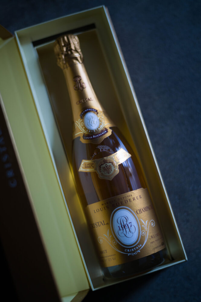 Champagne　Louis　Roederer　CRISTAL　1997（ シャンパーニュ　ルイ・ロデレール　クリスタル　１９９７ヴィンテージ）　グランメゾン　頂点　希少　レア
入手困難　ジャン・パティスト・レカイヨン　醸造責任者　ボトル素材からクリスタルと名付けた　優良年のみ造られるプレステージ・キュヴェ　シャルドネ40％　
ピノノワール60％　ブレンド　セラーにて6年熟成　デコルジュマン　フルーティー　アロマ　20年以上保存可能　偉大な傑作　ポテンシャル
株式会社富屋酒店　トミヤサケテン　とみやさけてん TOMIYA　SAKETEN　NAGOYA　愛知県名古屋市瑞穂区上坂町1-41-2 tomiya-saketen.com　特約店　特約流通　地酒　ワイン　専門店　 社長　代表　上田豊二　利き酒師　焼酎アドバイザー　シャンパーニュシュヴァリエ　おたく　マニア
