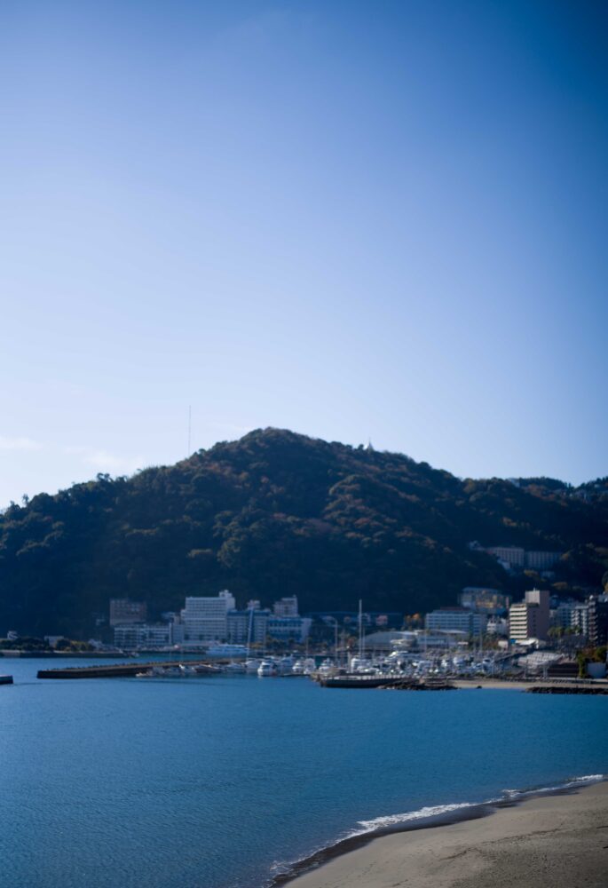 熱海港　ATAMI　BAY　観光　70年代　80年代建築物　シュール　大好物
癒し　心地よい　海沿い　最高　真鶴道路　熱海ビーチライン　港町
株式会社富屋酒店　トミヤサケテン　とみやさけてん TOMIYA　SAKETEN　NAGOYA　愛知県名古屋市瑞穂区上坂町1-41-2 tomiya-saketen.com　特約店　特約流通　地酒　ワイン　専門店　 社長　代表　上田豊二　利き酒師　焼酎アドバイザー　シャンパーニュシュヴァリエ　おたく　マニア　LEICA　M11　ズミルックス50　レンズ　
