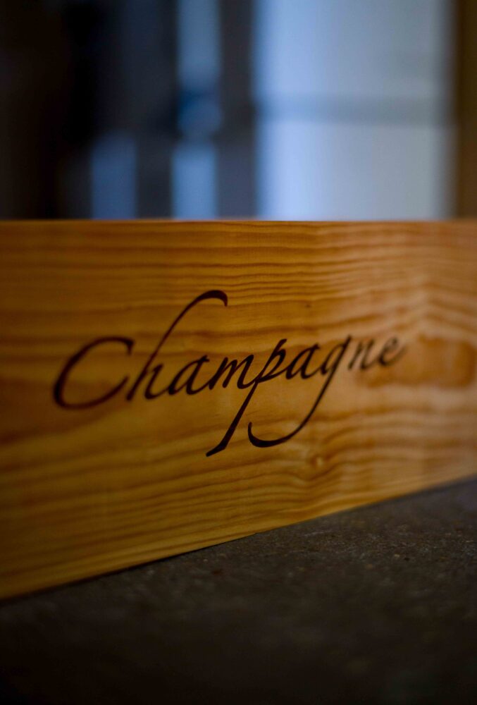 Domaine 　Guy　Larmandier（ドメーヌ　ギィ　ラルマンディエ）Champagne　Cramant　Grand　Cru　Blanc　de　Blanc（シャンパーニュ　クラマン　グランクリュ　ブラン・ド・ブラン）　シャンパーニュ　コート・デ・ブラン地区　クリュッグ　サロン　36ヶ月熟成　レコルタン・マニピュラン　00年度ヴィナリスコンテスト最優秀賞受賞　シャルドネ100％　ブラン・ド・ブランのお手本　クラマン村
フランソワ・ラルマンディエ当主　感動　至福　極上　品格　厚み　旨味　重厚感
名古屋唯一特約流通品　インデント・オーダー品　3000l　ジェルボワム　サイズ
株式会社富屋酒店　トミヤサケテン　とみやさけてん TOMIYA　SAKETEN　NAGOYA　愛知県名古屋市瑞穂区上坂町1-41-2 tomiya-saketen.com　特約店　特約流通　地酒　ワイン　専門店　 社長　代表　上田豊二　利き酒師　焼酎アドバイザー　シャンパーニュシュヴァリエ　おたく　マニア　LEICA　M11　ズミルックス50　レンズ　
