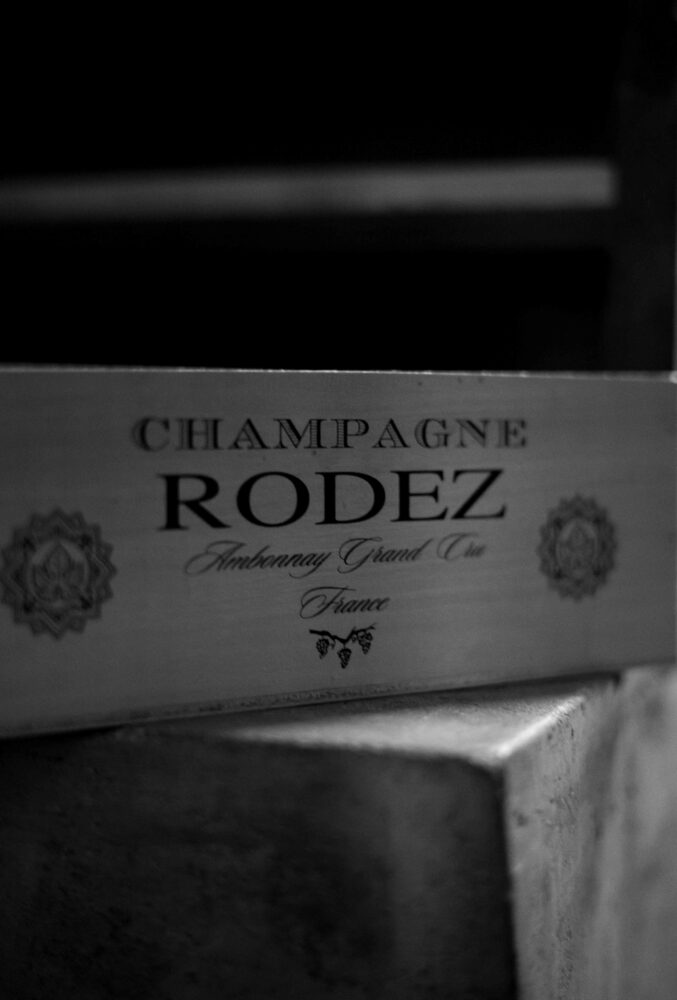 ERIC　RODEZ（エリック・ロデス）　CHAMPAGNE　GRAND　CRU　EMPREINTE　NOIRE　 2006　2007（シャンパーニュ　グランクリュ　アンボネイ　アンプランテノワール　２００６ヴィンテージ　　２００７ヴィンテージ）
元クリュッグ　チーフ　エノロジスト　アンボネイ村　モンターニュ・ド・ランス　極上のピノワール産出地区　テロワール　アッサンブラージュ　樽使い　最上級キュヴェ　RM　 RECOLTANT　MANIPULANTレコルタンマニピュラン　
オーガニック農法　　古樹のピノノワール　ノン・フィルター　ノン・コラージュ　クール・ド・キュヴェのみを使用　トップクラスの実力　名古屋唯一入荷　限定流通
株式会社富屋酒店　トミヤサケテン　とみやさけてん TOMIYA　SAKETEN　NAGOYA　467-08211-41-2 Tomiya-saketen.com　特約店　特約流通　地酒　ワイン　専門店　 社長　代表　上田豊二　利き酒師　焼酎アドバイザー　シャンパーニュシュヴァリエ　おたく　マニア　ライカM11　ズミルックス50
