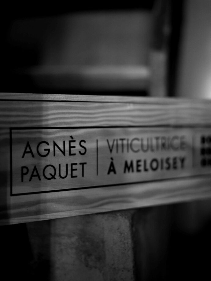 AGNES　PAQUET　アニエス　パケ　CRÉMANT　DE　BOUGOGNE　クレマンドブルゴーニュ　BOURGOGNE　CHARDONNAY　ブルゴーニュ　シャルドネ　2020　白ワイン　スパークリング　リアルワインガイド
　高評価　日本一の販売量　富屋酒店　2001年に創業　ブルゴーニュ新世代を象徴するような存在　ビオロジックのリュット・レゾネ栽培を創業当初から実践　ぶどう樹を一本一本観察して優れた樹の選抜と育成を行う「マス・セレクション」にも取り組む　畑仕事に精魂込めています　「美味しい料理を引き立て、ガストロノミーに愛させるワインを造りたい」　オークセイ・デュレスというややマイナーなアぺラシオンにもかかわらず、その品質に感動した「コート・ドール」「ランスブール」「ポール・ボギューズ」「ジョルジュ・ブラン」といったフランス・ミシュラン3つ星レストランのソムリエ達がオンリストするようになりました　透き通るようにピュアで清らかな口当たりながら、大地の滋養の結晶たる深いうまみに満ち溢れています　ブルゴーニュの女性醸造家の造るワインは、頭ひとつ抜きんでているように思えます　畑で自然と接するのが、なにより楽しい
　　　　厳格なリュット・レゾネ　化学肥料　除草剤　殺虫剤は一切使用しない
　　　　「Bettane＆Desseauve」「Gault＆Millau」「Guide＆Hachette」「Dussert-Gerber」「Decanter」「La Revue du Vin de France」「Bourgogne　Aujourd‘jui」
今日のLOVE　パケさん　ウスウマ　ヌーヴェルセレクション　牧早苗　取締役　金さん　感覚共有　同志　仲間
　　パートナー　輸入元　信頼関係　YAKITORI　焼き鳥　博多串焼き　八乃助
ハチノスケ　はちのすけ　名古屋市中区栄4-18-6　浅井ビル1階　絶品　旨し
鶏の刺身　ちょうちん　ハツ　皮　つくね　締めの博多ラーメン　お弁当　　
株式会社　富屋酒店　名古屋市瑞穂区上坂町1-41-2　老舗　専門店　
トミヤオリジナル　トミヤデザイン　唯一無二　社長　上田豊二　
TOMIYA　ORIGINAL　TOMIYA　SAKETEN　NAGOYA　AICHI
トミヤサケテン　とみやさけてん　なごや　みずほく　かみさかちょう
特約店　特約流通品　希少品　手造り　こだわり　日本唯一富屋作品
（株）富屋酒店　愛知県名古屋市瑞穂区上坂町1-41-2　地酒屋　専門店　
おたく　マニア　ライカM11　ズミルックス50　レンズ　堀田駅　熱田神宮駅
名古屋高速　堀田出口すぐ　牛巻交差点すぐ　レトロ街並み　瓦屋根
クラッシックカー　クラッシックバイク　インテリア　ファッション　音楽
センス　クリエイト　おたく　マニア
