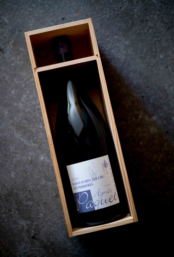 AGNES　PAQUET　アニエス　パケ　CRÉMANT　DE　BOUGOGNE　クレマンドブルゴーニュ　BOURGOGNE　CHARDONNAY　ブルゴーニュ　シャルドネ　2020　白ワイン　スパークリング　リアルワインガイド
　高評価　日本一の販売量　富屋酒店　2001年に創業　ブルゴーニュ新世代を象徴するような存在　ビオロジックのリュット・レゾネ栽培を創業当初から実践　ぶどう樹を一本一本観察して優れた樹の選抜と育成を行う「マス・セレクション」にも取り組む　畑仕事に精魂込めています　「美味しい料理を引き立て、ガストロノミーに愛させるワインを造りたい」　オークセイ・デュレスというややマイナーなアぺラシオンにもかかわらず、その品質に感動した「コート・ドール」「ランスブール」「ポール・ボギューズ」「ジョルジュ・ブラン」といったフランス・ミシュラン3つ星レストランのソムリエ達がオンリストするようになりました　透き通るようにピュアで清らかな口当たりながら、大地の滋養の結晶たる深いうまみに満ち溢れています　ブルゴーニュの女性醸造家の造るワインは、頭ひとつ抜きんでているように思えます　畑で自然と接するのが、なにより楽しい
　　　　厳格なリュット・レゾネ　化学肥料　除草剤　殺虫剤は一切使用しない
　　　　「Bettane＆Desseauve」「Gault＆Millau」「Guide＆Hachette」「Dussert-Gerber」「Decanter」「La Revue du Vin de France」「Bourgogne　Aujourd‘jui」
今日のLOVE　パケさん　ウスウマ　ヌーヴェルセレクション　牧早苗　取締役　金さん　感覚共有　同志　仲間
　　パートナー　輸入元　信頼関係　YAKITORI　焼き鳥　博多串焼き　八乃助
ハチノスケ　はちのすけ　名古屋市中区栄4-18-6　浅井ビル1階　絶品　旨し
鶏の刺身　ちょうちん　ハツ　皮　つくね　締めの博多ラーメン　お弁当　　
株式会社　富屋酒店　名古屋市瑞穂区上坂町1-41-2　老舗　専門店　
トミヤオリジナル　トミヤデザイン　唯一無二　社長　上田豊二　
TOMIYA　ORIGINAL　TOMIYA　SAKETEN　NAGOYA　AICHI
トミヤサケテン　とみやさけてん　なごや　みずほく　かみさかちょう
特約店　特約流通品　希少品　手造り　こだわり　日本唯一富屋作品
（株）富屋酒店　愛知県名古屋市瑞穂区上坂町1-41-2　地酒屋　専門店　
おたく　マニア　ライカM11　ズミルックス50　レンズ　堀田駅　熱田神宮駅
名古屋高速　堀田出口すぐ　牛巻交差点すぐ　レトロ街並み　瓦屋根
クラッシックカー　クラッシックバイク　インテリア　ファッション　音楽
センス　クリエイト　おたく　マニア　AGNÉS PAQUET（アニエス・パケ） SAINT-AUBIN 1erCru LES PERRIÉRES　2020　3000ｍｌ（サントーバン　プルミエ・クリュ　ペリエール　2020ヴィンテージ　3000ｍｌサイズ）
