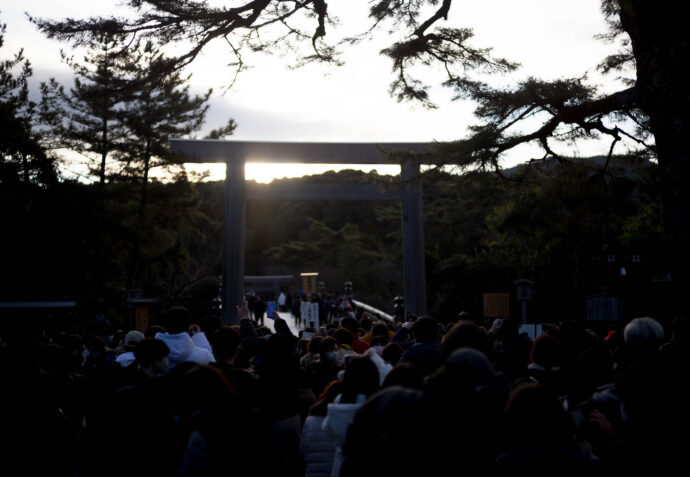 伊勢神宮　ISE　JINGU　ISE　GRAND SHRINE　イセジングウ　いせじんぐう
（内宮）三重県伊勢市宇治館町1　（外宮）三重県伊勢市豊川町279　お伊勢さん
おかげ横丁　内宮　天照大御神　あまてらすおおみかみ　アマテラスオオミカミ　皇室の祖神であり日本民族の総氏神　外宮　豊受大御神　とようけのおおみかみ　トヨウケノオオミカミ　食物や穀物を司る神　2000年前に創祇　倭姫命　やまとひめのみこと　パワーの強い神　八咫の鏡　ご利益　五十鈴川　パワースポット
株式会社富屋酒店　トミヤサケテン　とみやさけてん TOMIYA　SAKETEN　NAGOYA　愛知県名古屋市瑞穂区上坂町1-41-2 tomiya-saketen.com　特約店　特約流通　地酒　ワイン　専門店　 社長　代表　上田豊二　利き酒師　焼酎アドバイザー　シャンパーニュシュヴァリエ　おたく　マニア　ライカM11　ズミルックス50　レンズ
