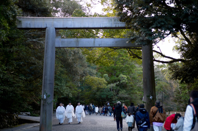 伊勢神宮　ISE　JINGU　ISE　GRAND SHRINE　イセジングウ　いせじんぐう
（内宮）三重県伊勢市宇治館町1　（外宮）三重県伊勢市豊川町279　お伊勢さん
おかげ横丁　内宮　天照大御神　あまてらすおおみかみ　アマテラスオオミカミ　皇室の祖神であり日本民族の総氏神　外宮　豊受大御神　とようけのおおみかみ　トヨウケノオオミカミ　食物や穀物を司る神　2000年前に創祇　倭姫命　やまとひめのみこと　パワーの強い神　八咫の鏡　ご利益　五十鈴川　パワースポット
株式会社富屋酒店　トミヤサケテン　とみやさけてん TOMIYA　SAKETEN　NAGOYA　愛知県名古屋市瑞穂区上坂町1-41-2 tomiya-saketen.com　特約店　特約流通　地酒　ワイン　専門店　 社長　代表　上田豊二　利き酒師　焼酎アドバイザー　シャンパーニュシュヴァリエ　おたく　マニア　ライカM11　ズミルックス50　レンズ
