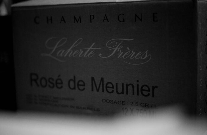 CHAMPAGNE　LAHERTE　FRERES　EMPRENTES　MILLESIME　2016（シャンパーニュ　ラエルト・フレール　レザンプラント　2016ヴィンテージ）
当主ティエリー・ラエルト　　息子オーレリアン　2005年にビオディナミ　
NM　レゴシアン・マニピュラン　ドサージュ・ゼロ　小規模生産者
樹齢30年のピノノワール　ピノノワール50％　シャルドネ50％　
古樹のシャルドネ　ソルティ　ニュアンス　深み　洗練　ミネラル　フレッシュ
株式会社富屋酒店　トミヤサケテン　とみやさけてん TOMIYA　SAKETEN
NAGOYA　愛知県名古屋市瑞穂区上坂町1-41-2 tomiya-saketen.com　特約店
特約流通　地酒　ワイン　専門店　 社長　代表　上田豊二　利き酒師　
焼酎アバイザー　シャンパーニュシュヴァリエ　おたく　マニア　ライカM11　
ズミルックス50　レンズ　名古屋唯一流通
