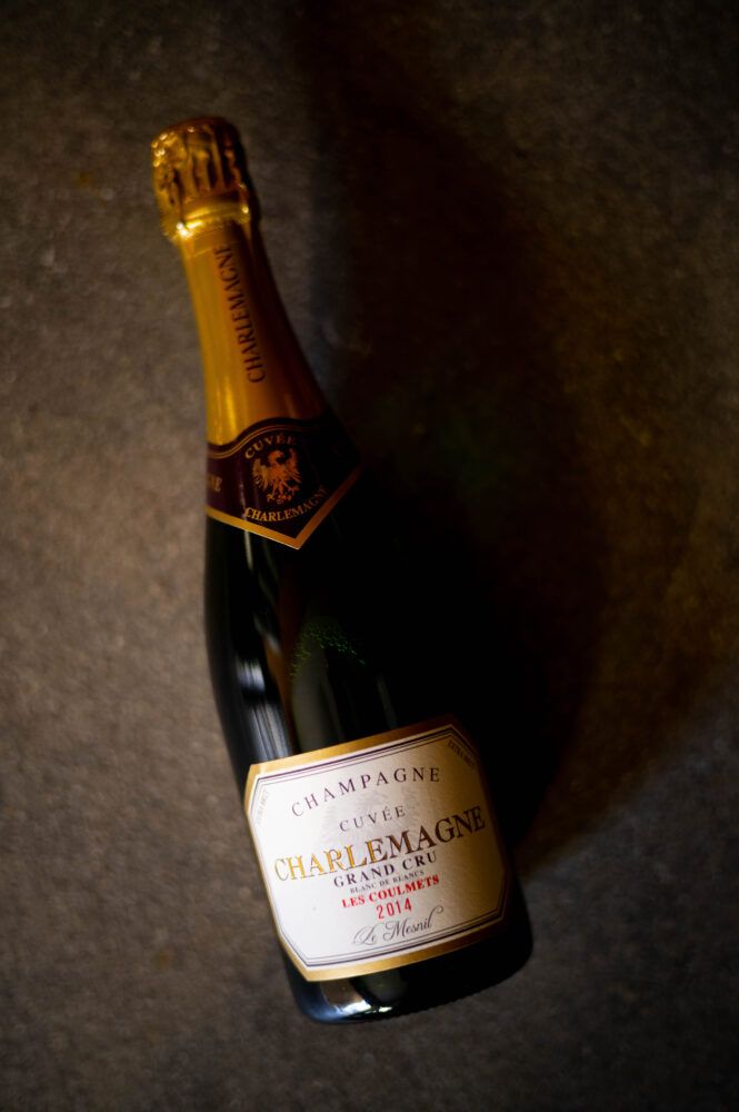 CHAMPAGNE  DOMAINE GUY CHARLEMAGNE (シャンパーニュ　ギィ・シャルルマーニュ）CUVEE CHARLEMAGNE （キュヴェ・シャルルマーニュ） GRAND CRU  MIRESIME  2015（グランクリュ・ミレジム　２０１4ヴィンテージ）　コート・デ・ブラン地区　ル・メニル・シュール・オジェ村　当主フィリップ・シャルルマーニュ　4代目
432ｈａ　巨大なグランクリュ　絶好の区画　斜面中腹　サロンやクリュッグも所有　シャルドネの聖地　ブランドブランの典型　硬質なミネラル
高貴な果実感　複雑味　余韻の長さ　至福　唯一無二　存在感　感動　至福
インデント流通　限定品　名古屋唯一入荷　レア　希少　ハイクオリティ
株式会社富屋酒店　TOMIYA　SAKETEN　NAGOYA
カブシキガイシャトミヤサケテン　とみやさけてん　
愛知県名古屋市瑞穂区上坂町1-41-2　特約店　特約流通　地酒　ワイン
専門店　おたく　マニア　ライカM11　ズミルックス50　レンズ
