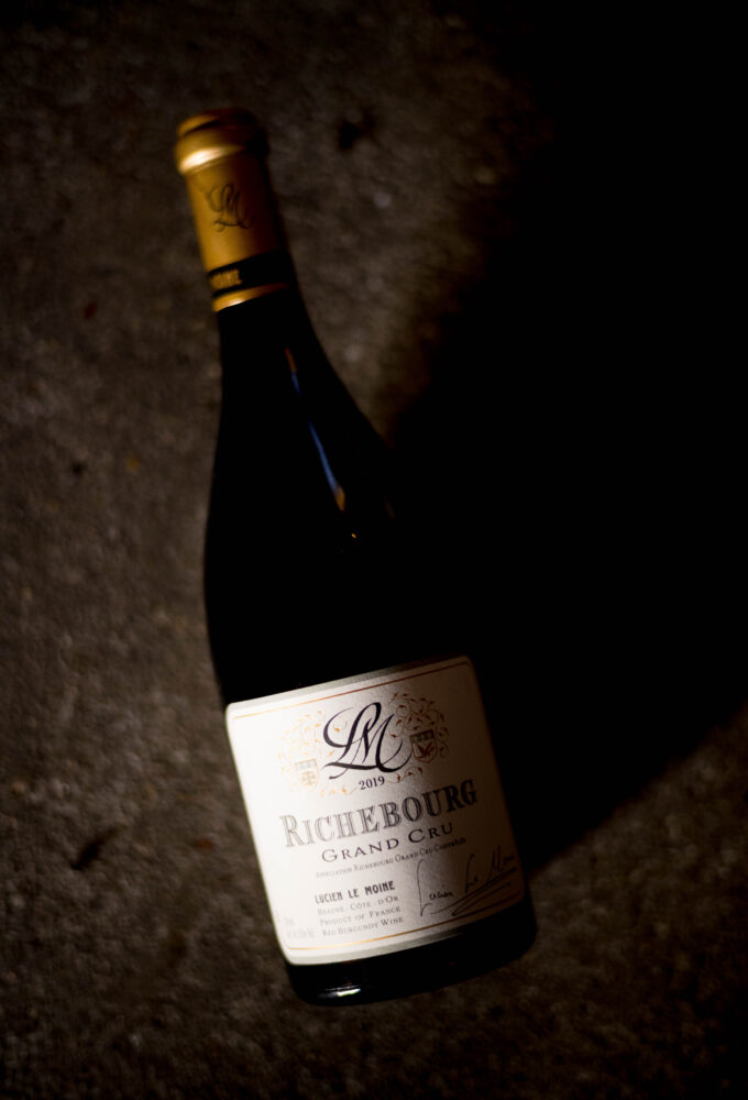 LUCIEN LE MOINE (ルシアン・ル・モワンヌ）  RICHEBOURG GRAND CRU 　2019（リシュブール・グランクリュ　2019ヴィンテージ）　るしあんるもわんぬ
　　　　FRANCE　BOURGOGNE　CŌTE　DE　NUITS　　フランス　ブルゴーニュ　コート・ド・ニュイ　特級グランクリュ　ヴォーヌロマネ　黄金の丘陵の意味
　　　　ピノノワール　100％　ヴォーヌロマネ丘陵中腹にあり　特級畑ロマネコンティと特級畑ロマネ・サンヴィヴィアンと小道一本によって分けられています。
　　　　辛口　ミディアムボディ　複雑なテロワールの要素　厚みのある黒系果実
　　　AOC　リシュブール　一流ドメーヌが所有する畑、一級畑からワインを造る
　　　ルシアン・ルモワンヌ　ロマネ・コンティに隣接する偉大な特級畑　濃密で力強い
　　　味わいに仕上がる　熟成によりさらなる魅力　2019年のワインはピュアな酸が魅力のワインに仕上がっている　唯一無二　レア　希少　プレミアム　資産価値
　　　正規輸入元　ワイン・トゥ・スタイル　正規品　存在感　特約流通　名古屋ナンバーワン　取引き　
　株式会社富屋酒店　TOMIYA　SAKETEN　NAGOYA
カブシキガイシャトミヤサケテン　とみやさけてん　堀田駅　熱田神宮駅
名古屋高速　堀田出口すぐ　牛巻交差点すぐ　レトロ街並み　瓦屋根
愛知県名古屋市瑞穂区上坂町1-41-2　特約店　特約流通　地酒　ワイン
専門店　代表取締役社長　上田豊二　シャンパーニュシュヴァリエ　
利き酒師　焼酎アドバイザー　資格取得　おたく　マニア　ライカ
M11　ズミルックス50　レンズ　堀田駅　熱田神宮駅
名古屋高速　堀田出口すぐ　牛巻交差点すぐ　レトロ街並み　瓦屋根
