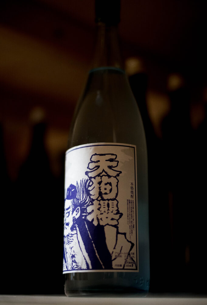 天狗櫻　TENGUSAKURA　古酒　熟成酒　テングザクラ　てんぐざくら　
花蝶木虫　はなちょうきむし　ハナチョウキムシ　紅椿　べにつばき　ベニツバキ
有限会社　白石酒造　鹿児島県いちき串木野市湊町1丁目342番地　海辺
テロワールの個性　無農薬無肥料栽培芋　シロユタカ　ススホックリ　南果
混植栽培　ジョイホワイト　ウミガメ産卵地　ウミガメ保護団体　ウミガメ公園
一次二次甕仕込み　ホーロー蒸留器　ステンレス蒸留器　木桶蒸留器　手麹　箱麹
和甕　木造建築　レトロ　伝統　継承　白市貴史　杜氏　専務　美術大学出身
株式会社富屋酒店　トミヤサケテン　とみやさけてん TOMIYA　SAKETEN　NAGOYA　愛知県名古屋市瑞穂区上坂町1-41-2 tomiya-saketen.com　特約店　特約流通　地酒　ワイン　専門店　 社長　代表　上田豊二　利き酒師　焼酎アドバイザー　シャンパーニュシュヴァリエ　おたく　マニア　ライカM11　ズミルックス50　レンズ　春の天狗櫻　はるのてんぐさくら　ハルノテングザクラ　限定品