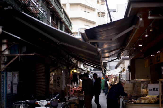 　　　TUKIJI　MARKETつきじじょうがいいちば　ツキジイジョウガイチバ　築地場外市場　映え　インスタ　観光銘地　スイーツ　築地山長　にぎり屋　丸豊
　　　　　東銀座駅から徒歩一分　食べ歩き　外国人多数　築地市場は、東京中央区築地5-6丁目に1935年から2018年まで83年間にわたって使用されていた公設の卸売市場である。俗に「つきじいちば」とも読まれる。2018年10月6日に営業を終了した。10月11日に豊洲市場が開設し、同解体工事が始まった。　
　　株式会社　富屋酒店　TOMIYA　SAKETEN　NAGOYA　トミヤサケン　とみやさけてん　代表取締役　上田豊二　おたく　マニア　高級飲食店専門取引　愛知県名古屋市瑞穂区上坂町1-41-2　特約店　特約流通　地酒　ワイン　専門店
　　　　クラッシックカー　クラッシックバイク　インテリア　センス　ファッション　
　　　　音楽　ミュージック　アート　80Ｓ　マニア　おたく　堀田駅　熱田神宮駅　名古屋高速　堀田出口すぐ　牛巻交差点すぐ　レトロ街並み
