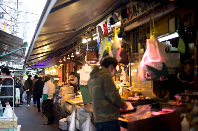 　　　TUKIJI　MARKETつきじじょうがいいちば　ツキジイジョウガイチバ　築地場外市場　映え　インスタ　観光銘地　スイーツ　築地山長　にぎり屋　丸豊
　　　　　東銀座駅から徒歩一分　食べ歩き　外国人多数　築地市場は、東京中央区築地5-6丁目に1935年から2018年まで83年間にわたって使用されていた公設の卸売市場である。俗に「つきじいちば」とも読まれる。2018年10月6日に営業を終了した。10月11日に豊洲市場が開設し、同解体工事が始まった。　
　　株式会社　富屋酒店　TOMIYA　SAKETEN　NAGOYA　トミヤサケン　とみやさけてん　代表取締役　上田豊二　おたく　マニア　高級飲食店専門取引　愛知県名古屋市瑞穂区上坂町1-41-2　特約店　特約流通　地酒　ワイン　専門店
　　　　クラッシックカー　クラッシックバイク　インテリア　センス　ファッション　
　　　　音楽　ミュージック　アート　80Ｓ　マニア　おたく　堀田駅　熱田神宮駅　名古屋高速　堀田出口すぐ　牛巻交差点すぐ　レトロ街並み
