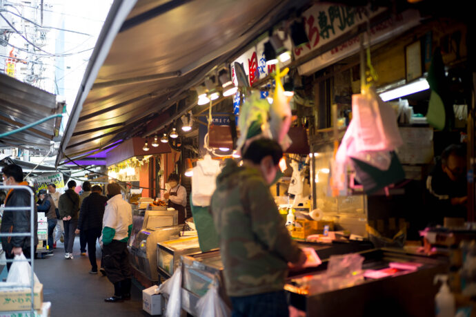 　　　TUKIJI　MARKETつきじじょうがいいちば　ツキジイジョウガイチバ　築地場外市場　映え　インスタ　観光銘地　スイーツ　築地山長　にぎり屋　丸豊
　　　　　東銀座駅から徒歩一分　食べ歩き　外国人多数　築地市場は、東京中央区築地5-6丁目に1935年から2018年まで83年間にわたって使用されていた公設の卸売市場である。俗に「つきじいちば」とも読まれる。2018年10月6日に営業を終了した。10月11日に豊洲市場が開設し、同解体工事が始まった。　
　　株式会社　富屋酒店　TOMIYA　SAKETEN　NAGOYA　トミヤサケン　とみやさけてん　代表取締役　上田豊二　おたく　マニア　高級飲食店専門取引　愛知県名古屋市瑞穂区上坂町1-41-2　特約店　特約流通　地酒　ワイン　専門店
　　　　クラッシックカー　クラッシックバイク　インテリア　センス　ファッション　
　　　　音楽　ミュージック　アート　80Ｓ　マニア　おたく　堀田駅　熱田神宮駅　名古屋高速　堀田出口すぐ　牛巻交差点すぐ　レトロ街並み
