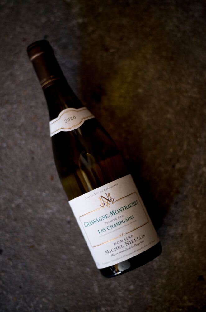 　　　DOMANE  MICHEL  NIELLON（ドメーヌ　ミッシェル・ニーロン）　CHASSANE-MONTRACHET　PURUMIER CRU（シャンサーニュ・モンラッシェ　プルミエ・クリュ）CLOS DE LA  MALTROIE　2020（クロ・ド・ア　マルトロワ　2020ヴィンテージ）
DOMANE  MICHEL  NIELLON（ドメーヌ　ミッシェル・ニーロン）　CHASSANE-MONTRACHET　PURUMIER CRU   LES  CHAMPGAINS（シャンサーニュ・モンラッシェ　プルミエ・クリュ　レ・シャンガン　2020ヴィンテージ）FRANCE　BOURGOGNE
フランス　ブルゴーニュ　シャサーニュ・モンラッシェ　本拠地　シャサーニュ・モンラッシェでは最上位に位置付けられ、ワインの入手が非常に難しいとさせる生産者。
最も生産量も小さい。樹は1926年に植えられたもの、あるいは1962-68年にかけて植えられたもの。彼自身、古木から低収量のワインが最上と考えている。　畑の面積　6.5ｈａ　醸造方法　発酵は小さなステンレスタンクトバリックを半々併用。白は村名クラスで新樽率15％以上、グランクリュで25％前後使用して012ヶ月熟成。
DOMANE  MICHEL  NIELLON（ドメーヌ　ミッシェル・ニーロン）　CHASSANE-MONTRACHET　PURUMIER CRU   LES  CHAMPGAINS（シャンサーニュ・モンラッシェ　プルミエ・クリュ　レ・シャンガン　2020ヴィンテージ　グイヨー仕立ての20年樹。
山側の方に位置し、優しい味わいのワインとなる。
　DOMANE  MICHEL  NIELLON（ドメーヌ　ミッシェル・ニーロン）　CHASSANE-MONTRACHET　PURUMIER CRU（シャンサーニュ・モンラッシェ　プルミエ・クリュ）CLOS DE LA  MALTROIE　2020（クロ・ド・ア　マルトロワ　2020ヴィンテージ）
1.5ｈａ。樹齢25年。シャンガンとは道を隔てて隣どうしに位置する。マルトロワの南半分にあり、ここではより重さのあるワインとなる。
　DOMANE  MICHEL  NIELLON（ドメーヌ　ミッシェル・ニーロン）　CHEVALIER-MONTRACHET　ＧＲＡＮＤ CRU　2020（シュヴァリエ・モンラッシェ　グラン・クリュ　　2020ヴィンテージ）　0.2ｈａ　40年樹
輸入元　正規代理店　株式会社オーデックス・ジャパン　東京都港区高輪4-1-22　ＯＤＥＸ　ＪＡＰＡＮ　森社長　長年信頼関係　名古屋正規代理　特約店　流通
株式会社　富屋酒店　TOMIYA　SAKETEN　NAGOYA　トミヤサケン
とみやさけてん　代表取締役　上田豊二　おたく　マニア　高級飲食店専門取引
　　　愛知県名古屋市瑞穂区上坂町1-41-2　特約店　特約流通　地酒　ワイン　専門店
ライカM11　ズミルックス50　レンズ　堀田駅　熱田神宮駅　名古屋高速　堀田出口すぐ　牛巻交差点すぐ　レトロ街並み　瓦屋根　きき酒師　焼酎アドバイザー
シャンパーニュシュバリエ　クラッシックカー　クラッシックバイク　インテリア　センス　ファッション　
　　　　音楽　ミュージック　アート　80Ｓ　マニア　おたく　堀田駅　熱田神宮駅　名古屋高速　堀田出口すぐ　牛巻交差点すぐ　レトロ街並み
