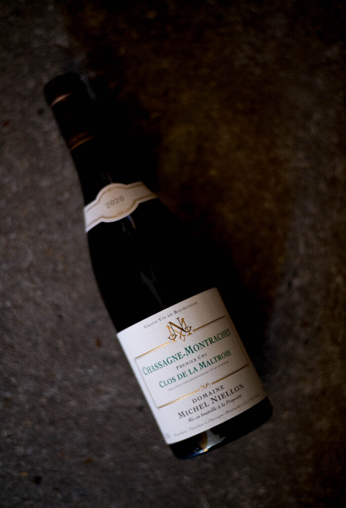 　　　DOMANE  MICHEL  NIELLON（ドメーヌ　ミッシェル・ニーロン）　CHASSANE-MONTRACHET　PURUMIER CRU（シャンサーニュ・モンラッシェ　プルミエ・クリュ）CLOS DE LA  MALTROIE　2020（クロ・ド・ア　マルトロワ　2020ヴィンテージ）
DOMANE  MICHEL  NIELLON（ドメーヌ　ミッシェル・ニーロン）　CHASSANE-MONTRACHET　PURUMIER CRU   LES  CHAMPGAINS（シャンサーニュ・モンラッシェ　プルミエ・クリュ　レ・シャンガン　2020ヴィンテージ）FRANCE　BOURGOGNE
フランス　ブルゴーニュ　シャサーニュ・モンラッシェ　本拠地　シャサーニュ・モンラッシェでは最上位に位置付けられ、ワインの入手が非常に難しいとさせる生産者。
最も生産量も小さい。樹は1926年に植えられたもの、あるいは1962-68年にかけて植えられたもの。彼自身、古木から低収量のワインが最上と考えている。　畑の面積　6.5ｈａ　醸造方法　発酵は小さなステンレスタンクトバリックを半々併用。白は村名クラスで新樽率15％以上、グランクリュで25％前後使用して012ヶ月熟成。
DOMANE  MICHEL  NIELLON（ドメーヌ　ミッシェル・ニーロン）　CHASSANE-MONTRACHET　PURUMIER CRU   LES  CHAMPGAINS（シャンサーニュ・モンラッシェ　プルミエ・クリュ　レ・シャンガン　2020ヴィンテージ　グイヨー仕立ての20年樹。
山側の方に位置し、優しい味わいのワインとなる。
　DOMANE  MICHEL  NIELLON（ドメーヌ　ミッシェル・ニーロン）　CHASSANE-MONTRACHET　PURUMIER CRU（シャンサーニュ・モンラッシェ　プルミエ・クリュ）CLOS DE LA  MALTROIE　2020（クロ・ド・ア　マルトロワ　2020ヴィンテージ）
1.5ｈａ。樹齢25年。シャンガンとは道を隔てて隣どうしに位置する。マルトロワの南半分にあり、ここではより重さのあるワインとなる。
　DOMANE  MICHEL  NIELLON（ドメーヌ　ミッシェル・ニーロン）　CHEVALIER-MONTRACHET　ＧＲＡＮＤ CRU　2020（シュヴァリエ・モンラッシェ　グラン・クリュ　　2020ヴィンテージ）　0.2ｈａ　40年樹
輸入元　正規代理店　株式会社オーデックス・ジャパン　東京都港区高輪4-1-22　ＯＤＥＸ　ＪＡＰＡＮ　森社長　長年信頼関係　名古屋正規代理　特約店　流通
株式会社　富屋酒店　TOMIYA　SAKETEN　NAGOYA　トミヤサケン
とみやさけてん　代表取締役　上田豊二　おたく　マニア　高級飲食店専門取引
　　　愛知県名古屋市瑞穂区上坂町1-41-2　特約店　特約流通　地酒　ワイン　専門店
ライカM11　ズミルックス50　レンズ　堀田駅　熱田神宮駅　名古屋高速　堀田出口すぐ　牛巻交差点すぐ　レトロ街並み　瓦屋根　きき酒師　焼酎アドバイザー
シャンパーニュシュバリエ　クラッシックカー　クラッシックバイク　インテリア　センス　ファッション　
　　　　音楽　ミュージック　アート　80Ｓ　マニア　おたく　堀田駅　熱田神宮駅　名古屋高速　堀田出口すぐ　牛巻交差点すぐ　レトロ街並み
