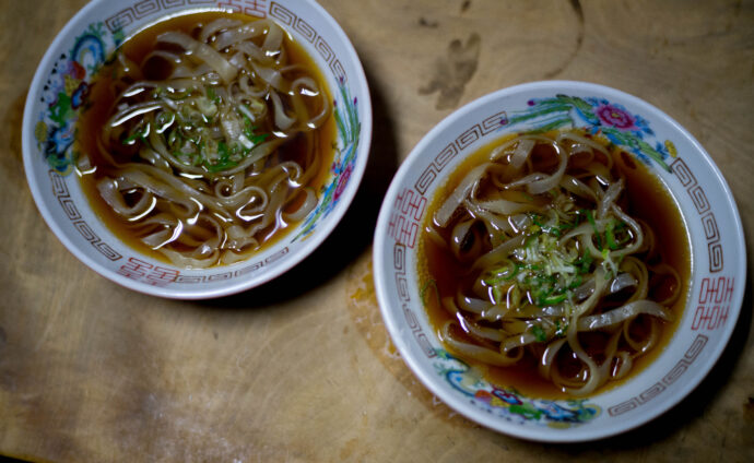 　信濃屋　岐阜県多治見市上野町3-46　SHINANIOYA　しなのや　シナノヤ
　　　　　うどん　しなそば　志那そば　UDON　SOBA　香露うどん　発祥の地
　　　　　昭和5年（1936年）から続く品なの　90年以上たっても個性的　家族経営
　　　　　＠信濃屋　週末のみの営業　土曜日のみ　行列覚悟　長蛇の列　
一人で数皿　ころかけ　並　小　志那そば　並　小　うどん（温）　並　小
メニュー　シンプル　甘濃　出汁つゆ　独特　唯一無二　希少　
　岐阜を代表する地麺　食べログ2022年百名店　ねぎ　しょうが　ごま
株式会社　富屋酒店　TOMIYA　SAKETEN　NAGOYA　トミヤサケン
とみやさけてん　代表取締役　上田豊二　おたく　マニア　高級飲食店専門取引
　　　愛知県名古屋市瑞穂区上坂町1-41-2　特約店　特約流通　地酒　ワイン　専門店
ライカM11　ズミルックス50　レンズ　堀田駅　熱田神宮駅　名古屋高速　堀田出口すぐ　牛巻交差点すぐ　レトロ街並み　瓦屋根　きき酒師　焼酎アドバイザー
シャンパーニュシュバリエ　クラッシックカー　クラッシックバイク　インテリア　センス　ファッション　
　　　　音楽　ミュージック　アート　80Ｓ　マニア　おたく　堀田駅　熱田神宮駅　名古屋高速　堀田出口すぐ　牛巻交差点すぐ　レトロ街並み
