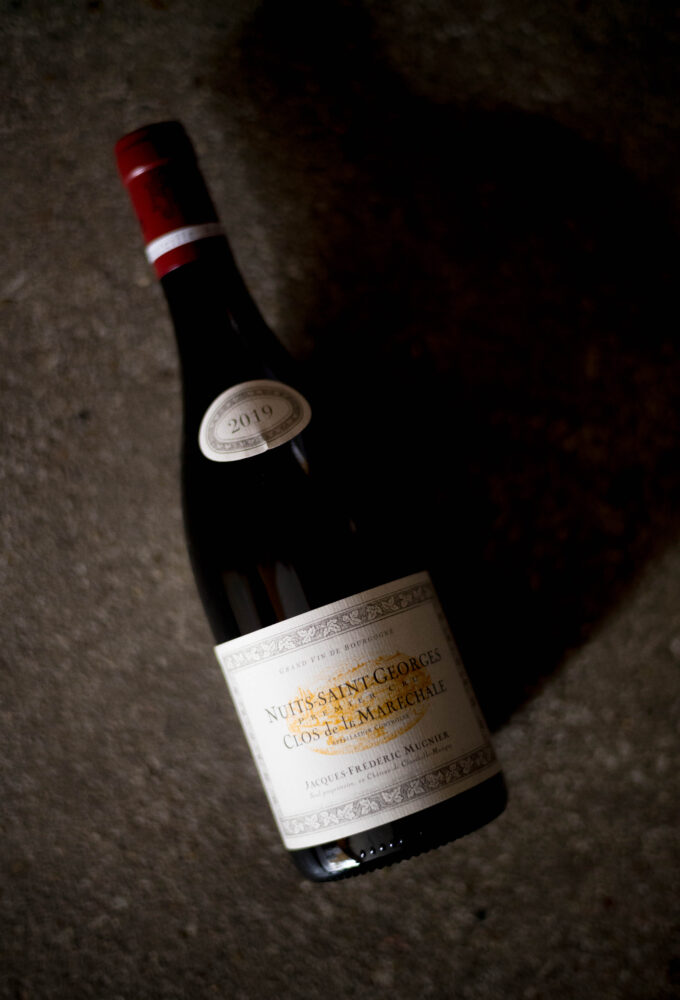 JACQUES-FREDERIC MUGNIER 　MUSIGNY GRAND CRU 　2014
　　　　ジャック・フレデリック・ミニュエ　ミュジニー・グランクリュ　2014
　　　　ブルゴーニュ　ブルゴーニュ・ラヴァー　希少ワイン　レア　限定品
フレデリック・ミュニエ　シャンボール・ミュジニー　カルトワイン　入手困難
「まったく違う生き方をしてみたかった」　
ミュジニー（1.13ha）、ボンヌ・マール（0.36ha）、シャンボール・ミュジニー1級レザムルーズ（0.53ha）、ニュイ・サン・ジョルジュ1級クロ・ド・ラ・マレシャル（9.55haのモノポール）クリストフ・ルーミエ　ミシェル・ラファルジュに指導
ブドウ栽培はビオロジックに限りなく近い　いかにもシャンボール・ミュジニーという風情の仕上がり　モノポールのクリマ　エレガントなワイン
2005年ヴィンテージよりクロ・ド・ラ・マレシャルの白を復活
香り高く　デリケートでエレガント　ミュニエのワインは一本筋が通っている
株式会社富屋酒店　TOMIYA　SAKETEN　NAGOYA　　　　　　　　　ｶﾌﾞｼｷｶｲｼｬﾄﾐﾔｻｹﾃﾝ　愛知県名古屋市瑞穂区上坂町1-41-2　特約店　特約流通　地酒　ワイン　専門店　ライカM11　ズミルックス50　　レトロ街並み　瓦屋根
クラッシックカー　クラッシックバイク　インテリア　ファッション　センス　音楽　ミュージック　80Ｓ　おたく　マニア　
