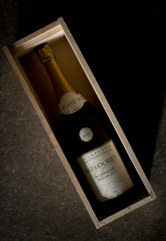 DOMAINE  EGLY-OURIETドメーヌ　(エグリ・ウーリエ）BRUT  GRAND  CRU  MILLÉSIME  2007  1500ｍｌ  MUGUNUM  SIZE（ブリュット　グラン・クリュ　ミレジム  2007ヴィンテージ　1500ｍｌ マグナムサイズ）えぐり-うーりえ　シャンパーニュ　シャンパン　FRANCE　フランス　シャンパーニュ地方　モンターニュ・ド・ランス地区　アンボネイ村　メインストリートを抜けた外れに本拠地　RM　レコルタンマニピュラン　小規模生産者　輸入元　正規特約店　正規輸入元　正規代理店　ヴァンパッシオン　ばんぱっしおん　VIN PASSION＆CIE　VIN FINS　DEPIUS 2004　ヴィニュロン　アルチザン　アーティスト　VIGNERONS　ARTISANE　ARTISTS
「このブラン・ド・ノワールを飲まずして、シャンパーニュを語ることなかれ・・・」
という名言さえ生み出した＜3ツ星メゾン＞　ジャンック・セロスと並ぶRMシャンパーニュの最高峰　フランスで最も権威のある評価本「レ・メイユール・ヴァン・ド・フランス」でレコルタンマニピュランとしては初の‶3ツ星“に輝いたエグリ・ウーリエ
合計11.7ｈa（グラン・クリュのアンボネイ 7.7ｈａ　ヴェルズネイ 1.7ｈａ　ブージィ 0.3ｈａ　一級のヴリニー村に2ｈａ）の畑を所有する　1930年という長い歴史を持ちながらも無名に留まってきたドメーヌが転換期を迎えたのが1990年　フランシス・エグリ氏が4代目当主に就任してからである　ミッシェル・ベターヌのロバート・パーカーといった有名ジャーナリストが訪れるようになった　ベターヌ氏は、当初はワインに対する要求ばかりが多く、高い評価を与えてはくれなかったが、ある時、蔵で試飲をし「この樽だけは別に、アッサンブラージュをせず単独でワインを造るように」と助言をした
こうしてうまれたのが、今や同家のフラッグシップとなった「Bland＆Noir」であり、ファーストヴィンテージの1989年である　その後、パーカー氏による「私がプライベートで飲むシャンパーニュはエグリ・ウーリエだけである」という言葉によってアメリカ市場、さらには世界中のワイン愛好家の間でその名が知られることになった　ベターヌ氏も後年
フランスで最も権威のある評価本「レ・メイユール・ヴァン・ド・フランス」2008年版にて、
レコルタン・マニピュランの生産者としては初の＜３ツ星＞の栄誉をエグリ・ウーリエに与えた　無農薬に近い手法とブルゴーニュの造り手　ドミニク・ローランから教わった新樽使いでテロワールの個性を最大限に引きだす独自の個性を見出したフランシス・エグリ　ブルゴーニュの造り手「ドミニク・ローラン」から手ほどきを受けた樽使いは正に「ワイン造り」目指したもの　カーヴで試行錯誤を繰り返し、優れた特級村のみが持つミネラル、美しい酸、凝縮した果実味と厚みのあるボディがバランスしたシャンパーニュ、アンボネイのテロワールを最大限引きだす自身のスタイルを見つけ出した
（株）富屋酒店　愛知県名古屋市瑞穂区上坂町1-41-2　地酒屋　専門店　ライカM11　ズミルックス50　レンズ　代表　上田豊二　きき酒師　焼酎アドバイザー　
シャンパーニュシュヴァリエ　堀田駅　熱田神宮駅
名古屋高速　堀田出口すぐ　牛巻交差点すぐ　レトロ街並み　瓦屋根
　　　クラッシックカー　クラッシックバイク　インテリア　ファッション　音楽
センス　クリエイト　おたく　マニア　映画　シネマ

