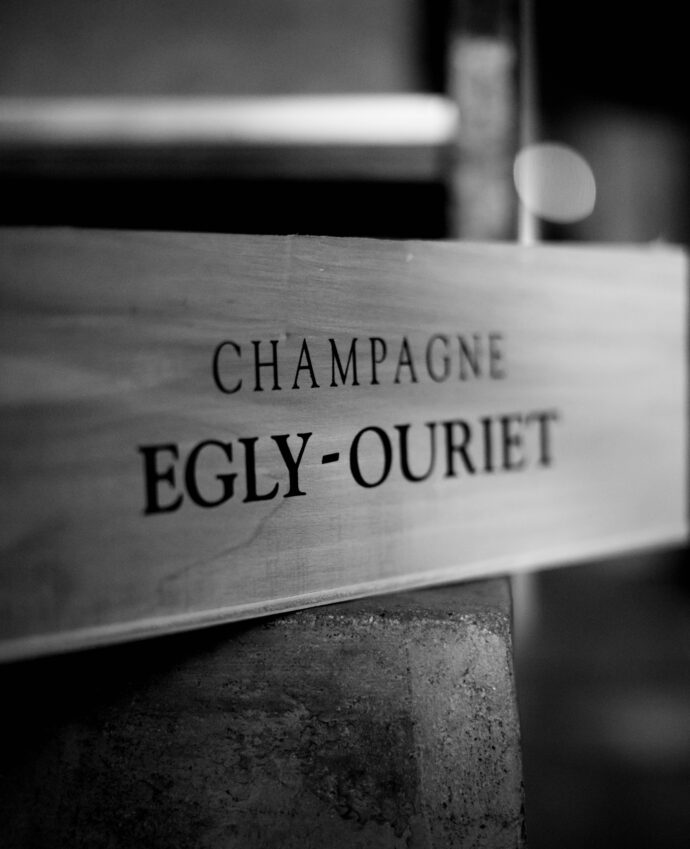 DOMAINE  EGLY-OURIETドメーヌ　(エグリ・ウーリエ）BRUT  GRAND  CRU  MILLÉSIME  2007  1500ｍｌ  MUGUNUM  SIZE（ブリュット　グラン・クリュ　ミレジム  2007ヴィンテージ　1500ｍｌ マグナムサイズ）えぐり-うーりえ　シャンパーニュ　シャンパン　FRANCE　フランス　シャンパーニュ地方　モンターニュ・ド・ランス地区　アンボネイ村　メインストリートを抜けた外れに本拠地　RM　レコルタンマニピュラン　小規模生産者　輸入元　正規特約店　正規輸入元　正規代理店　ヴァンパッシオン　ばんぱっしおん　VIN PASSION＆CIE　VIN FINS　DEPIUS 2004　ヴィニュロン　アルチザン　アーティスト　VIGNERONS　ARTISANE　ARTISTS
「このブラン・ド・ノワールを飲まずして、シャンパーニュを語ることなかれ・・・」
という名言さえ生み出した＜3ツ星メゾン＞　ジャンック・セロスと並ぶRMシャンパーニュの最高峰　フランスで最も権威のある評価本「レ・メイユール・ヴァン・ド・フランス」でレコルタンマニピュランとしては初の‶3ツ星“に輝いたエグリ・ウーリエ
合計11.7ｈa（グラン・クリュのアンボネイ 7.7ｈａ　ヴェルズネイ 1.7ｈａ　ブージィ 0.3ｈａ　一級のヴリニー村に2ｈａ）の畑を所有する　1930年という長い歴史を持ちながらも無名に留まってきたドメーヌが転換期を迎えたのが1990年　フランシス・エグリ氏が4代目当主に就任してからである　ミッシェル・ベターヌのロバート・パーカーといった有名ジャーナリストが訪れるようになった　ベターヌ氏は、当初はワインに対する要求ばかりが多く、高い評価を与えてはくれなかったが、ある時、蔵で試飲をし「この樽だけは別に、アッサンブラージュをせず単独でワインを造るように」と助言をした
こうしてうまれたのが、今や同家のフラッグシップとなった「Bland＆Noir」であり、ファーストヴィンテージの1989年である　その後、パーカー氏による「私がプライベートで飲むシャンパーニュはエグリ・ウーリエだけである」という言葉によってアメリカ市場、さらには世界中のワイン愛好家の間でその名が知られることになった　ベターヌ氏も後年
フランスで最も権威のある評価本「レ・メイユール・ヴァン・ド・フランス」2008年版にて、
レコルタン・マニピュランの生産者としては初の＜３ツ星＞の栄誉をエグリ・ウーリエに与えた　無農薬に近い手法とブルゴーニュの造り手　ドミニク・ローランから教わった新樽使いでテロワールの個性を最大限に引きだす独自の個性を見出したフランシス・エグリ　ブルゴーニュの造り手「ドミニク・ローラン」から手ほどきを受けた樽使いは正に「ワイン造り」目指したもの　カーヴで試行錯誤を繰り返し、優れた特級村のみが持つミネラル、美しい酸、凝縮した果実味と厚みのあるボディがバランスしたシャンパーニュ、アンボネイのテロワールを最大限引きだす自身のスタイルを見つけ出した
（株）富屋酒店　愛知県名古屋市瑞穂区上坂町1-41-2　地酒屋　専門店　ライカM11　ズミルックス50　レンズ　代表　上田豊二　きき酒師　焼酎アドバイザー　
シャンパーニュシュヴァリエ　堀田駅　熱田神宮駅
名古屋高速　堀田出口すぐ　牛巻交差点すぐ　レトロ街並み　瓦屋根
　　　クラッシックカー　クラッシックバイク　インテリア　ファッション　音楽
センス　クリエイト　おたく　マニア　映画　シネマ
