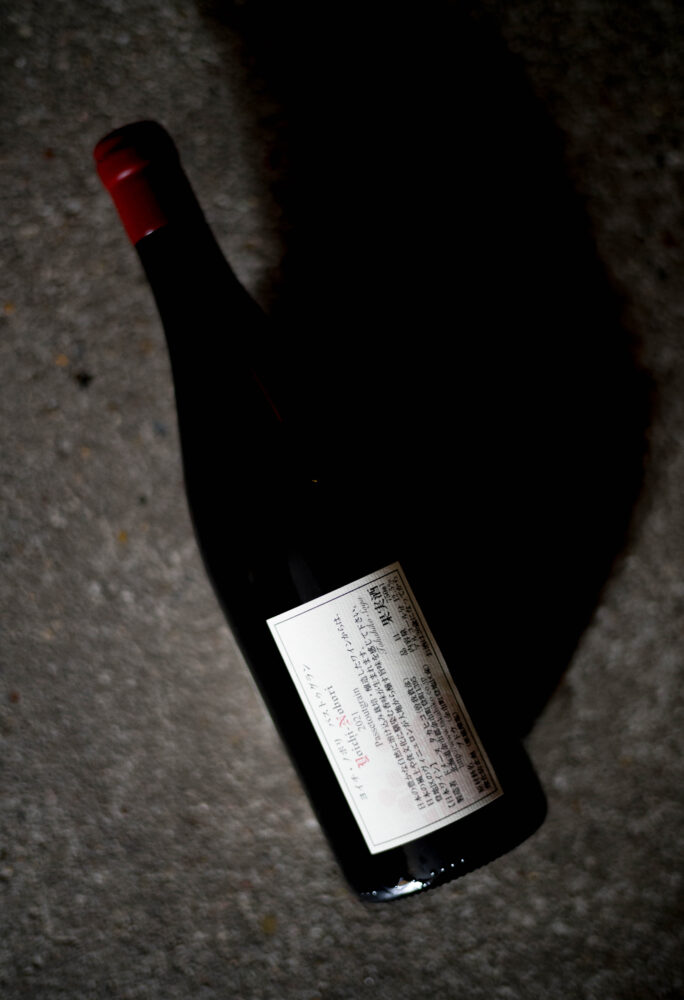 ドメーヌ　タカヒコ　DOMAINE　TAKAHIKO　HOKKAIDO　WINE
北海道余市郡余市町登町1395　ナナツモリ　ピノノワール’21
ピノノワール100％　12ヶ月樽熟成（古樽85％　新樽15％）
合成樹脂タンクにて全房発酵　野生酵母　抜栓は2024年1月頃まで待って頂きたい　2024年4月頃まで待って頂きたい。　理想は4年以上の熟成してからの抜栓　ドメーヌタカヒコが所有する6.7ｈａの畑「ナナツモリ」。ビオによるピノノワールが栽培されている。2021年の余市は、ブルゴーニュ同様な積算温度を記録し、歴史の中でも最も高い積算温度を記録した。開花中からベレゾンに入るまでの雨量が非常に少なく、日照量にも恵まれたため、小粒で色調濃く、糖度も高い、高品質で記録に残るピノノワールが収穫できた年となった。2021年がグレートヴィンテージであることは間違いない。　
ナナツモリ　ブランドノワール’21　
ピノノワール100％　12ヶ月樽熟成（古樽100％）
理想的な貴腐（ボトリチス）に感染したナナツモリピノノワールを粒単位で収穫し造られたナチュラルな辛口ワイン。そのため、貴腐が発生しない年は生産量が大幅に落ち、醸造されない年もある。2021年は天候に恵まれ、収獲直前まで貴腐の発生は殆ど見られなかったが、収穫直前になり貴腐が発生したため、昨年同様にBDNの生産量が多いヴィンテージとなった。甘口またはハイアルコールになることを避けるため、発酵前に健全果汁で希釈していたが、2020年からそのまま発酵を行い、辛口でボリューム感のあるワインを目指した。
ヨイチノボリ　ソガ　パストゥグラン’21
ピノノワール100％　12ヶ月樽熟成（古樽100％）
余市を代表する赤系品種「ツヴァイ」は、力強い骨格とガメイ種の様な華やかで豊かな果実味を備え持つ。このワインは、そんなガメイ種とピノノワールを主体としたブルゴーニュのパストゥグランをイメージして醸造した。ツヴァイが持つブラックチェリー香とピノノワールが持つイチゴやキノコ、ミント、グローブの香りの絶妙なバランスを楽しんでいただきたい。

株式会社富屋酒店　TOMIYA　SAKETEN　NAGOYA　ｶﾌﾞｼｷｶｲｼｬﾄﾐﾔｻｹﾃﾝ　
愛知県名古屋市瑞穂区上坂町1-41-2　特約店　特約流通　地酒　ワイン　専門店
ライカM11　ズミルックス50　レンズ　　利き酒師　焼酎アドバイザー　シャンパーニュシュヴァリエ　おたく　マニア　堀田駅　熱田神宮駅
名古屋高速　堀田出口すぐ　牛巻交差点すぐ　レトロ街並み　瓦屋根
クラッシックカー　クラッシックバイク　インテリア　ファッション　音楽
センス　クリエイト　おたく　マニア
