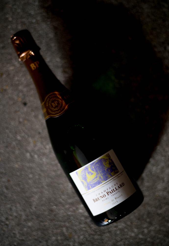 CHAMPAGNE  BRUNO  PAILLARD （シャンパーニュ　ブルーノ・パイヤール）   Blanc  de  Blanc   2013（ブラン・ド・ブラン　2013ヴィンテージ）CHAMPAGNE  BRUNO  PAILLARD （シャンパーニュ　ブルーノ・パイヤール）Blanc de  Blanc  Grand Cru（ブラン・ド・ブラン　グラン・クリュ）FRANCE　フランス　シャンパーニュ地方　戦後に創立された数少ないメゾンだ。ブルーノは買い付けたワインをブレンドするブローカーの仕事をしていたが、自らの手でシャンパーニュを造りたいという情熱から、最高のシャンパーニュ造りに乗り出した。フランス郊外に1981年に開いたメゾンは、最新の技術とノウハウを注ぎ込んでいる。区画別に対応できるステンレスの発酵タンク、紫外線をカットした特殊な照明、動線に配慮した機能的な建物の設計。最も需要なブドウも、長年の人脈を生かして最良のものを確保している。シャルドネが強い。コート・デ・ブラン地区のグランクリュ村のブドウをアッサンブラージュする。ブラン・ド・ブランは、瓶内二次発酵の際に添加する糖分と酵母を減らして、ガス圧を軽くするデミ・ムースという手法を用いている。泡立ちが優しくなり、きつさを和らげている。ブルーノ・パイヤールのシャンパーニュは、ゆっくりと時間をかけて丁寧に行う有機栽培で培われた最高の畑で採れるシャルドネ、ピノ・ムニえ、ピノ・ノワールの一番搾り果汁だけを使用して造られます。毎年畑ごとに個別醸造し、テイスティングでその年最も出来の良い畑のワインを入念に見極め、最終ブレンド比率を決めます。マルチ・ヴィンテージは、1985年から続く複数のヴィンテージのリザーブワインを最高50％までブレンドすることで、毎年一貫した品質を維持しています。全てドサージュを最小限に抑えたエクストラ・ブリュットで、最もピュアなシャンパーニュの味わいを追求し、法廷熟成期間の2～4倍の時間をかけて長期熟成させています。飲み頃を一目で判断出来るよう、デコルジュマンの日付けを全てのボトルに明記した最初のメゾンでもあります。株式会社富屋酒店　トミヤサケテン　とみやさけてん TOMIYA　SAKETEN　NAGOYA　愛知県名古屋市瑞穂区上坂町1-41-2 tomiya-saketen.com　特約店　特約流通　地酒　ワイン　専門店　 社長　代表　上田豊二　利き酒師　焼酎アドバイザー　シャンパーニュシュヴァリエ　ライカM11　ズミルックス50　レンズクラッシックカー　クラッシックバイク　インテリア　ファッション　音楽センス　クリエイト　おたく　マニア　