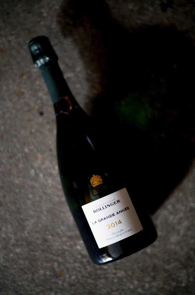 CHAMPAGNE  BOLLINGER（シャンパーニュ　ボランジェ）La  Grande  Année  2014（ラ・グラン・ダネ　2014ヴィンテージ）　CHAMPAGNE  BOLLINGER（シャンパーニュ　ボランジェ）Ｒ.Ⅾ.  2008（アールディー　2008ヴィンテージ）FRANCE　AI　フランス　アイ村　グランメゾン　「We Are Bolly Family」がモットー。創業1829年よりピノ・ノワールの聖地、シャンパーニュ地方・アイ村で家族経営を続けるグラン・メゾン。、シャンパーニュ・ボランジェ。職人の手による伝統製法で支えられたクラフトマンシップに裏打ちされたエレガントで質の高いワイン造りには定評があります。
創業以来、今でも木樽発酵行っている数少ないメゾンのひとつ。一貫したスタイルと安定した品質により、ミシュラン星付きレストランのシェフやソムリエなど、食のプロフェッショナルに高い評価を受け、ワイン愛好家なら知らない人はいないと言われるほどの熱い支持を得ています。特にメゾンのスタイルが体現され、ノン・ヴィンテージ枠を超えたと賞賛される代表作‶スペシャル・キュヴェ”は世界中のBolly Loversから愛され続ける逸品。伝統を重んじながら。斬新かつ革命的な発想を絶えず持つことで、温故知新のバランス感覚に長けているのも見逃せないポイントです。1884年には当時ヴィクトリア女王より、英国王室への納入を許される「Royal Warrant」の授与を受けます。以来、130年以上に渡り、メゾンはこの栄誉を守り続け、今日も英国王への納入を続けています。また、メゾンを語る上で欠かせない人物がマダム・エリザベス・リリー・ボランジェ。シャンパーニュ地方を代表する女傑のひとりとして、歴史的にも語り継がれる彼女の功績はメゾンにとって大切なレガシーです。3代目当主、夫ジャック・ボランジェの死後、世界の混乱期にあたる1941年～71年の30年間、メゾンを第二次世界大戦の騒乱より守り抜き、戦後はシャンパーニュの普及に尽力します。1967年にはメゾンの哲学が存分に込められた不朽の名作、スーパープレステージシャンパーニュの「R.D.」を世に送り出し、現在もなおマダム・リリーの誠実な思いは受け継がれています。映画007シリーズとの紳士協定よる信頼関係が始まったのは、1973年、シリーズ8作目「死ぬのは奴らだ」より。以後、全１５作品に渡り、「ジェームス・ボンドが愛飲するシャンパーニュ」として地位を確立しています。




株式会社富屋酒店　TOMIYA　SAKETEN　NAGOYA
カブシキガイシャトミヤサケテン　とみやさけてん　堀田駅　熱田神宮駅
名古屋高速　堀田出口すぐ　牛巻交差点すぐ　レトロ街並み　瓦屋根
愛知県名古屋市瑞穂区上坂町1-41-2　特約店　特約流通　地酒　ワイン
専門店　代表取締役社長　上田豊二　シャンパーニュシュヴァリエ　
利き酒師　焼酎アドバイザー　資格取得　おたく　マニア　ライカ
M11　ズミルックス50　レンズ　堀田駅　熱田神宮駅　老舗名店界隈　
どての品川　美奈登　みなと　名古屋高速　堀田出口すぐ　牛巻交差点すぐ　レトロ街並み　瓦屋根　クラッシックカー　クラッシックバイク　インテリア　ファッション　センス　クリエイト
