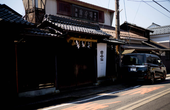 白岳仙　安本酒造有限会社　福井県福井市安原町7ノ4　HAKUGAKUSENN　
ハクガクセン　はくがくせん　嘉永六年創業　純米吟醸　荒走　ARABASHIRI　
荒走り　アラバシリ　あらばしり　新酒　搾立　SHIBORITATE　極走
雫　SHIZUKU　シズク　しずく　レア　希少　60本のみの生産　富屋SPECIAL
純米大吟醸　クロガネ　黒鉄の雫取り　富屋酒店発案　全国3件のみの取り扱い
ゴクバシリ　ごくばしり　GOKUBASHIRI　無濾過生原酒　アルコール度数15度
HGS-02　HGS-01　自社酵母　福井県大野産　五百万石　吟のさと　酒造好適米
シボリタテ　しぼりたて　ピチピチ　離　HANARE　はなれ　ハナレ
黒鉄　KUROGANE　クロガネ　くろがね　真紅　SHINKU　シンク　しんく
白練　SHIRONERI　シロネリ　しろねり　路考　ROKOU　ロコウ　ろこう
越前カニ　解禁日　11月8日　日本を誇るブランドかに　希少　限定　レア
登録有形文化財指定蔵　SINCE1853　安本岳史　蔵元　杜氏　手造り　拘り
名古屋　唯一特約店　トミヤオリジナル　五百万石　福井県　契約栽培米
株式会社富屋酒店　TOMIYA　SAKETEN　NAGOYA　ｶﾌﾞｼｷｶｲｼｬﾄﾐﾔｻｹﾃﾝ　
とみやさけてん　愛知県名古屋市瑞穂区上坂町1-41-2　
特約店　特約流通　地酒　ワイン　専門店　愛知特約流通　唯一無二
ライカM11　ズミルックス50　レンズ　堀田駅　熱田神宮駅
名古屋高速　堀田出口すぐ　牛巻交差点すぐ　レトロ街並み　瓦屋根
クラッシックバイク　クラッシックカー　デザイン　インテリア　ファッション
おたく　マニア　音楽　ミュージック　グルメ　
