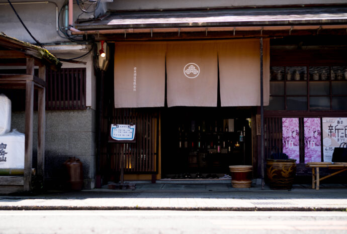 白岳仙　安本酒造有限会社　福井県福井市安原町7ノ4　HAKUGAKUSENN　
ハクガクセン　はくがくせん　嘉永六年創業　純米吟醸　荒走　ARABASHIRI　
荒走り　アラバシリ　あらばしり　新酒　搾立　SHIBORITATE　極走
雫　SHIZUKU　シズク　しずく　レア　希少　60本のみの生産　富屋SPECIAL
純米大吟醸　クロガネ　黒鉄の雫取り　富屋酒店発案　全国3件のみの取り扱い
ゴクバシリ　ごくばしり　GOKUBASHIRI　無濾過生原酒　アルコール度数15度
HGS-02　HGS-01　自社酵母　福井県大野産　五百万石　吟のさと　酒造好適米
シボリタテ　しぼりたて　ピチピチ　離　HANARE　はなれ　ハナレ
黒鉄　KUROGANE　クロガネ　くろがね　真紅　SHINKU　シンク　しんく
白練　SHIRONERI　シロネリ　しろねり　路考　ROKOU　ロコウ　ろこう
越前カニ　解禁日　11月8日　日本を誇るブランドかに　希少　限定　レア
登録有形文化財指定蔵　SINCE1853　安本岳史　蔵元　杜氏　手造り　拘り
名古屋　唯一特約店　トミヤオリジナル　五百万石　福井県　契約栽培米
株式会社富屋酒店　TOMIYA　SAKETEN　NAGOYA　ｶﾌﾞｼｷｶｲｼｬﾄﾐﾔｻｹﾃﾝ　
とみやさけてん　愛知県名古屋市瑞穂区上坂町1-41-2　
特約店　特約流通　地酒　ワイン　専門店　愛知特約流通　唯一無二
ライカM11　ズミルックス50　レンズ　堀田駅　熱田神宮駅
名古屋高速　堀田出口すぐ　牛巻交差点すぐ　レトロ街並み　瓦屋根
クラッシックバイク　クラッシックカー　デザイン　インテリア　ファッション
おたく　マニア　音楽　ミュージック　グルメ　
