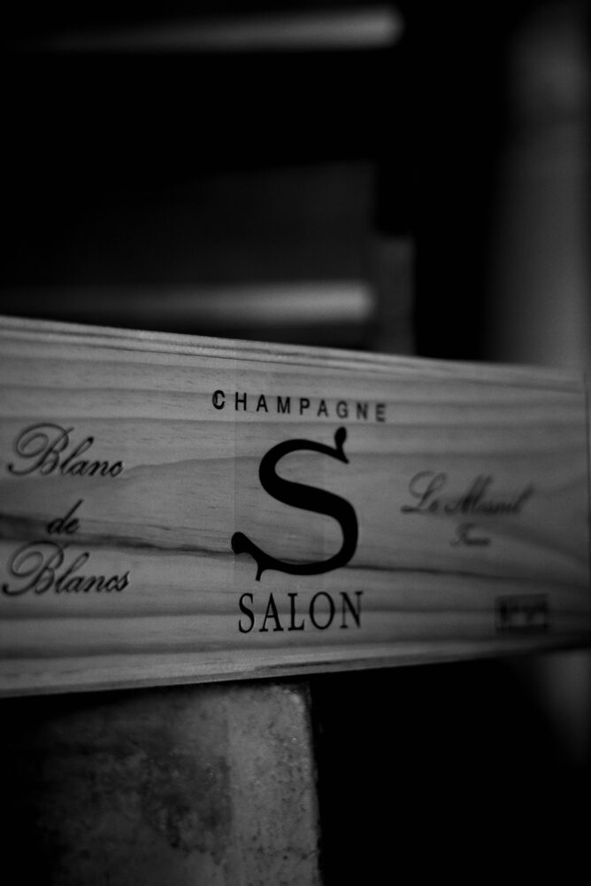 CHAMPAGNE　SALON（シャンパーニュ　サロン）　2012（2012ヴィンテージ）
FRANCE　フランス　シャンパーニュ地方　BLANC　DE　BLANC　BRUT　ブランドブラン　ブリュット　ル・メニル・シュル・オジェ　CHARDONNAY100％　シャルドネ100％　サロン・ドゥラモット　世界最高峰のシャンパーニュ　ディディエ・ドゥポン社長
「サロンの庭」　サロンの創始者ウジェーヌ＝エメ・サロンは毛皮商の出身で、シャンパーニュ好きが高じてシャンパーニュ造りにのめり込んでいった。1905年、史上初のヴィンテージを生み出すものの、1920年まで友人と周囲の愛好家だけに振舞ってきた。そして1920年、正式にメゾン・サロンを設立した。シャンパーニュ・サロンは本社に付随する１ヘクタールの自社畑とル・メニル・シュル・オジェにある19の小さな区画から、同じ年に収穫されたシャルドネ種のブドウだけで造られている。しかもブドウの当たり年だけに製造され、1回の生産量は６～８万本。シャンパーニュ・サロンが生まれてから１世紀の間で、たったの37ヴィンテージというから、希少価値の高さがうかがえる。熟成期間は最低8～１２年。そして100年寝かせてもおいしく飲めるというのだ！出荷の大半が高級レストランに卸されるめ、なかなか市場に出回らないのが残念なところ。
株式会社富屋酒店　TOMIYA　SAKETEN　NAGOYA　ｶﾌﾞｼｷｶｲｼｬﾄﾐﾔｻｹﾃﾝ　
愛知県名古屋市瑞穂区上坂町1-41-2　特約店　特約流通　地酒　ワイン　専門店
ライカM11　ズミルックス50　レンズ　　利き酒師　焼酎アドバイザー　シャンパーニュシュヴァリエ　おたく　マニア　堀田駅　熱田神宮駅
名古屋高速　堀田出口すぐ　牛巻交差点すぐ　レトロ街並み　瓦屋根
クラッシックカー　クラッシックバイク　インテリア　ファッション　音楽
センス　クリエイト　おたく　マニア
