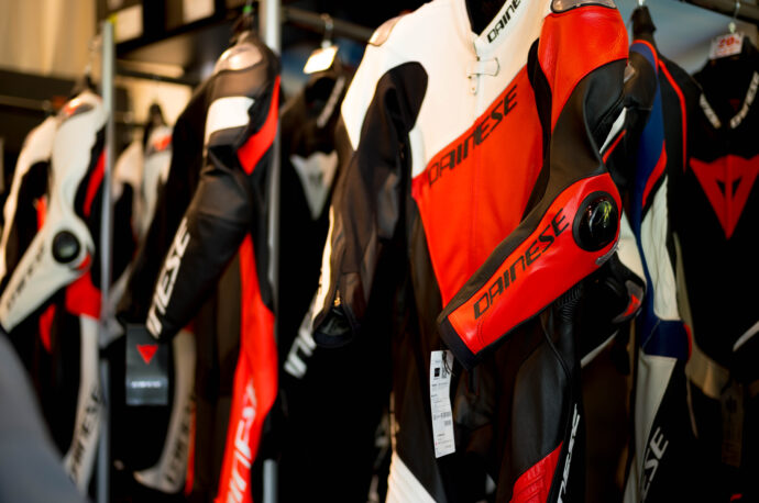 
DAINESE　PRO　SHOP　NAGOYA　SAKAE　ダイネーゼ　プロ　ショップ　ナゴヤ　サカエ　名古屋市中区千代田1-5-11　TEL　052-265-8961　10：00AM～7：30PM
イタリア　バイク　グッズ　老舗　レーシングスーツ　ジャケット　パンツ　ブーツ
グローブ　キャップ　ヘルメット　ナンバーワン　ロッシ　愛用　歴代レーサー
ご用達　ジャコモ・アゴスチーニ　ドゥカティ　ＭＶアグスタ
AUTOPRESTAGE　オートプレステージ　外車販売　クラッシックカー
クラッシックバイク　専門店　ロータス正規販売店　ケータハム正規代理店
DUCATI　SILVERSHOTGUN　250CC　SHINGLE　DESMO　1973
DUCATI　900SS　1976　スクエアケース　コンティマフラー　ツートン
ドゥカティ　シルバーショットガン　250㏄　シングルデスモ　1973年製
超希少　資産価値　レア　程度極上　出会い　運命　唯一無二　憧れの頂点　
フルレストア　FRP　タンク　ドラムブレーキ　価格以上の価値　付加価値
株式会社富屋酒店　TOMIYA　SAKETEN　NAGOYA
カブシキガイシャトミヤサケテン　とみやさけてん　堀田駅　熱田神宮駅
名古屋高速　堀田出口すぐ　牛巻交差点すぐ　レトロ街並み　瓦屋根
愛知県名古屋市瑞穂区上坂町1-41-2　特約店　特約流通　地酒　ワイン
専門店　代表取締役社長　上田豊二　シャンパーニュシュヴァリエ　
利き酒師　焼酎アドバイザー　資格取得　おたく　マニア　ライカ
M11　ズミルックス50　レンズ　堀田駅　熱田神宮駅　老舗名店界隈　
どての品川　美奈登　みなと　名古屋高速　堀田出口すぐ　牛巻交差点すぐ　レトロ街並み　瓦屋根　クラッシックカー　クラッシックバイク　インテリア　ファッション　センス　クリエイト　ドゥカティ　マーク3　DUCATI　MARK3　DUCATI　SUPERSPORT 750CCドゥカティ　スーパースポーツ　750CC　スクエアケース　エンジン　イエローデスモ　350CC
