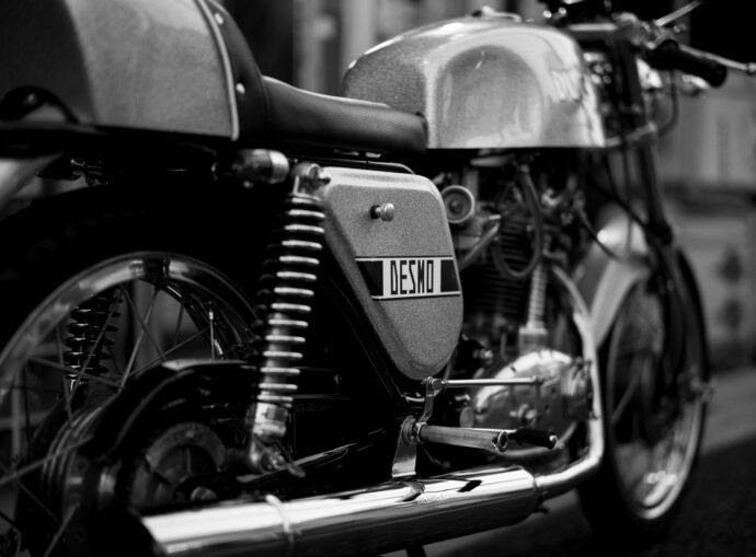 
ドゥカティ　シルバーショットガン　250㏄　シングルデスモ　1973年製
超希少　資産価値　レア　程度極上　出会い　運命　唯一無二　憧れの頂点　
フルレストア　FRP　タンク　ドラムブレーキ　価格以上の価値　付加価値
株式会社富屋酒店　TOMIYA　SAKETEN　NAGOYA
カブシキガイシャトミヤサケテン　とみやさけてん　堀田駅　熱田神宮駅
名古屋高速　堀田出口すぐ　牛巻交差点すぐ　レトロ街並み　瓦屋根
愛知県名古屋市瑞穂区上坂町1-41-2　特約店　特約流通　地酒　ワイン
専門店　代表取締役社長　上田豊二　シャンパーニュシュヴァリエ　
利き酒師　焼酎アドバイザー　資格取得　おたく　マニア　ライカ
M11　ズミルックス50　レンズ　堀田駅　熱田神宮駅　老舗名店界隈　
どての品川　美奈登　みなと　名古屋高速　堀田出口すぐ　牛巻交差点すぐ　レトロ街並み　瓦屋根　クラッシックカー　クラッシックバイク　インテリア　ファッション　センス　クリエイト　ドゥカティ　マーク3　DUCATI　MARK3　DUCATI　SUPERSPORT 750CCドゥカティ　スーパースポーツ　750CC　スクエアケース　エンジン　イエローデスモ　350CC


（株）富屋酒店 かぶしきがいしゃ とみやさけてん カブシキガイシャ　トミヤサケテン TOMIYA SAKETEN 　愛知県名古屋市瑞穂区上坂町1-41-2　地酒屋　豊盃　HOUHAI ほうはい　ホーハイ　三浦酒造  MIURASHUZO日高見　ひたかみ　ヒタカミ HITAKAMI  平孝酒造　HIRAKOSHUZO 天の戸 アマノト　あまのと　AMANOTO　浅舞酒造 ASAMAISHUZO　飛露喜 HIROKISHUZOHONTEN　廣木酒造本店　HIROK　大那 DAINA　ダイナ　だいな　菊の里酒造　KIKUNOSATOSHUZO　旭興　KYOKUKO　きょくこう　キョクコウ　渡邉酒造　WATANABESHUZO　仙禽 SENKIN　せんきん　センキン（株）せんきん SENKIN鶴齢　カクレイ　かくれい KAKUREI　青木酒造　AOKISHUZO謙信 ケンシン　けんしん KENSHIN池田屋酒造 IKEDAYASHUZO 白岳仙 HAKUGAKUSEN　ハクガクセン　はくがくせん　安本酒造 YASUMOTOSHUZO 群馬泉 グンマイズミ　ぐんまいずみ 島岡酒造 SHIMAOKASHUZO  喜久醉 きくよい キクヨイKIKUYOI 青島酒造 AOSHIMASHUZO 長珍 ちょうちん　チョウチン長珍酒造CHOCHINSHUZO　みねたからみりん　峯寳 味醂　一子相伝 ミネタカラ　いっしそうでん　イッシソウデン　小笠原味醂 OGASAWARA MIRIN

瀧自慢　たきじまん　タキジマン　瀧自慢酒造　TAKIZIMANSHUZO　田光　TABIKA 早川酒造  HAYAKAWASHUZO　作　ZAKU ざく ザク 清水清三郎商店 SHIMIZUSEIZABUROSHOTEN  篠峯　櫛羅　しのみね　シノミネ　くじら　クジラ　千代酒造　CHIYOSHUZO　雑賀　さいか　サイカ　九重雑賀  KOKONOESAIKA　紀土　鶴梅　無量山　きっど　キッド　KID 　ツルウメ　つるうめ　TURUUME　ムリョウザン　むりょうざん　MURYOZAN　平和酒造　HEIWASHUZO　蒼空　そうくう　ソウクウ　SÔKÛ　藤岡酒造　HUJIOKASHUZO 　宝剣　HOUKEN  宝剣酒造　ほうけんしゅぞう　ホウケンシュゾウ　HOKENSHUZO　清酒竹鶴　小笹屋竹鶴　せいしゅたけつる　セイシュタケツル　おささやたけつる　オササヤタケツル　竹鶴酒造　TAKETURUSHUZO
石鎚　いしづち　イシヅチ　石鎚酒造　ISHIDUCHISHUZO　土佐しらぎく　とさしらぎく　トサシラギク　仙頭酒造場　せんとうしゅぞうじょう　SENDOSHUZOZYO　アルガブランカ　ARUGABURANKA勝沼醸造　KATUNUMAJÔZÔ　ドメーヌソガ　ソガ・ペール・エ・フィス SOGA PELE ET FIS　オブセワイナリー　OBUSEWINERY　ドメーヌタカヒコ　DOMAINE TAKAHIKO　クリサワブラン　KURISAWA BLANC　ナカザワワイナリー　NAKAZAWA WINERY　さつま寿　SATUMA KOTOBUKI 　尾込商店 OGOME SHOTEN  蔵の師魂 KURANOSHIKON  小正醸造　KOMASA ＪÔＺÔ　天狗櫻 TENGUSAKURA  白石酒蔵　SHIRAISHISHUZO  しま千両 SHIMASENRYO　高崎酒蔵  TAKASAKISHUZO  杜氏潤平　TOJIJUNPEI  小玉醸造  KODAMAJOZO  赤鹿毛　青鹿毛  AKAKAGE   AOKAGE　柳田酒蔵  YANAGIDASHUZO　舞香　MAIKA　泰明　TAIMEI　藤居醸造　HUZIIJÔＺÔ　池の露　特酎天草　IKENOTUYU  TOKUCHU  AMAKUSA　壱乃醸　飛乃流　朝日　ICHINOJO  HINORYU　ASAHI　朝日酒造　ASAHISHUZO　龍宮　RYUGU 富田酒造場　TOMITASHUZOJO　鳥飼 TORIKAI　鳥飼酒造　TORIKAISHUZO　極楽 GOIKURAKU　林酒造場 HAYASHISHUZOJO　屋久の島大自然林　酔麦香　YAKUNOSHIMA DAISHIZENRIN SUIBASKUKA　本坊酒造　HONBOSHUZO
金峰　金峰荒蘆過  KINPO　KINPOARAROKA　宇都酒造　UTOSHUZO　北谷長老　CHYATANCHÔＲÔ　北谷酒造　CHYATANSHUZO　山原くいな　YAMBARUKUINA　やんばる酒造　YAMBARUSHUZO　2024年春オープン予定 いいねタウン瑞穂 iiNE マルシェ内　グランクレア瑞穂 いいねタウン瑞穂  愛知県名古屋市瑞穂区宝田町四丁目2番、3番2　春敲町三丁目23番1（地番） 魚太郎　UOTARO MIZUHO うおたろう　ウオタロウ　なごやみずほてん　ナゴヤミズホテン　 名古屋瑞穂店  車で1分　徒歩5分　丸明 瑞穂店  MARUAKI MIZUHO　マルアキ ミズホテン　まるあき みずほてん　 徒歩10分　車3分　焼肉 美奈登  ヤキニクミナト　やきにくみなと YAKINIKU MINATO 車で2分　徒歩10分  どての品川　DOTENO SHINAGAWA　ドテノシナガワ　どてのしながわ　車で30秒　徒歩1分昇福亭　SHOHUKUTEI しょうふくてい　ショウフクテイ 街中華　マニア　大盛り　個性派  車で5分　徒歩15分  名店 近くにたくさんあり　堀田バンザイ　牛巻バンザイ　名古屋のへそ
