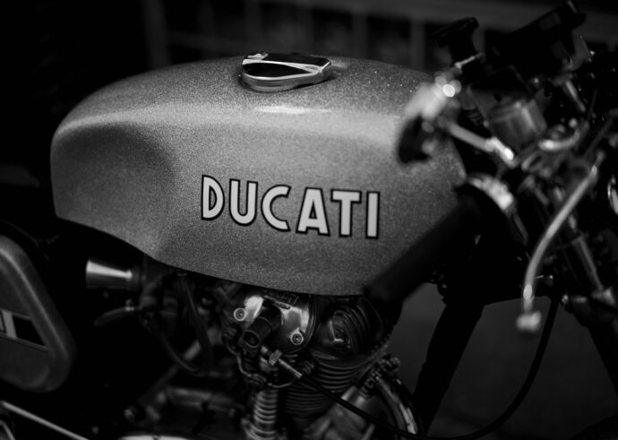 
ドゥカティ　シルバーショットガン　250㏄　シングルデスモ　1973年製
超希少　資産価値　レア　程度極上　出会い　運命　唯一無二　憧れの頂点　
フルレストア　FRP　タンク　ドラムブレーキ　価格以上の価値　付加価値
株式会社富屋酒店　TOMIYA　SAKETEN　NAGOYA
カブシキガイシャトミヤサケテン　とみやさけてん　堀田駅　熱田神宮駅
名古屋高速　堀田出口すぐ　牛巻交差点すぐ　レトロ街並み　瓦屋根
愛知県名古屋市瑞穂区上坂町1-41-2　特約店　特約流通　地酒　ワイン
専門店　代表取締役社長　上田豊二　シャンパーニュシュヴァリエ　
利き酒師　焼酎アドバイザー　資格取得　おたく　マニア　ライカ
M11　ズミルックス50　レンズ　堀田駅　熱田神宮駅　老舗名店界隈　
どての品川　美奈登　みなと　名古屋高速　堀田出口すぐ　牛巻交差点すぐ　レトロ街並み　瓦屋根　クラッシックカー　クラッシックバイク　インテリア　ファッション　センス　クリエイト　ドゥカティ　マーク3　DUCATI　MARK3　DUCATI　SUPERSPORT 750CCドゥカティ　スーパースポーツ　750CC　スクエアケース　エンジン　イエローデスモ　350CC


（株）富屋酒店 かぶしきがいしゃ とみやさけてん カブシキガイシャ　トミヤサケテン TOMIYA SAKETEN 　愛知県名古屋市瑞穂区上坂町1-41-2　地酒屋　豊盃　HOUHAI ほうはい　ホーハイ　三浦酒造  MIURASHUZO日高見　ひたかみ　ヒタカミ HITAKAMI  平孝酒造　HIRAKOSHUZO 天の戸 アマノト　あまのと　AMANOTO　浅舞酒造 ASAMAISHUZO　飛露喜 HIROKISHUZOHONTEN　廣木酒造本店　HIROK　大那 DAINA　ダイナ　だいな　菊の里酒造　KIKUNOSATOSHUZO　旭興　KYOKUKO　きょくこう　キョクコウ　渡邉酒造　WATANABESHUZO　仙禽 SENKIN　せんきん　センキン（株）せんきん SENKIN鶴齢　カクレイ　かくれい KAKUREI　青木酒造　AOKISHUZO謙信 ケンシン　けんしん KENSHIN池田屋酒造 IKEDAYASHUZO 白岳仙 HAKUGAKUSEN　ハクガクセン　はくがくせん　安本酒造 YASUMOTOSHUZO 群馬泉 グンマイズミ　ぐんまいずみ 島岡酒造 SHIMAOKASHUZO  喜久醉 きくよい キクヨイKIKUYOI 青島酒造 AOSHIMASHUZO 長珍 ちょうちん　チョウチン長珍酒造CHOCHINSHUZO　みねたからみりん　峯寳 味醂　一子相伝 ミネタカラ　いっしそうでん　イッシソウデン　小笠原味醂 OGASAWARA MIRIN

瀧自慢　たきじまん　タキジマン　瀧自慢酒造　TAKIZIMANSHUZO　田光　TABIKA 早川酒造  HAYAKAWASHUZO　作　ZAKU ざく ザク 清水清三郎商店 SHIMIZUSEIZABUROSHOTEN  篠峯　櫛羅　しのみね　シノミネ　くじら　クジラ　千代酒造　CHIYOSHUZO　雑賀　さいか　サイカ　九重雑賀  KOKONOESAIKA　紀土　鶴梅　無量山　きっど　キッド　KID 　ツルウメ　つるうめ　TURUUME　ムリョウザン　むりょうざん　MURYOZAN　平和酒造　HEIWASHUZO　蒼空　そうくう　ソウクウ　SÔKÛ　藤岡酒造　HUJIOKASHUZO 　宝剣　HOUKEN  宝剣酒造　ほうけんしゅぞう　ホウケンシュゾウ　HOKENSHUZO　清酒竹鶴　小笹屋竹鶴　せいしゅたけつる　セイシュタケツル　おささやたけつる　オササヤタケツル　竹鶴酒造　TAKETURUSHUZO
石鎚　いしづち　イシヅチ　石鎚酒造　ISHIDUCHISHUZO　土佐しらぎく　とさしらぎく　トサシラギク　仙頭酒造場　せんとうしゅぞうじょう　SENDOSHUZOZYO　アルガブランカ　ARUGABURANKA勝沼醸造　KATUNUMAJÔZÔ　ドメーヌソガ　ソガ・ペール・エ・フィス SOGA PELE ET FIS　オブセワイナリー　OBUSEWINERY　ドメーヌタカヒコ　DOMAINE TAKAHIKO　クリサワブラン　KURISAWA BLANC　ナカザワワイナリー　NAKAZAWA WINERY　さつま寿　SATUMA KOTOBUKI 　尾込商店 OGOME SHOTEN  蔵の師魂 KURANOSHIKON  小正醸造　KOMASA ＪÔＺÔ　天狗櫻 TENGUSAKURA  白石酒蔵　SHIRAISHISHUZO  しま千両 SHIMASENRYO　高崎酒蔵  TAKASAKISHUZO  杜氏潤平　TOJIJUNPEI  小玉醸造  KODAMAJOZO  赤鹿毛　青鹿毛  AKAKAGE   AOKAGE　柳田酒蔵  YANAGIDASHUZO　舞香　MAIKA　泰明　TAIMEI　藤居醸造　HUZIIJÔＺÔ　池の露　特酎天草　IKENOTUYU  TOKUCHU  AMAKUSA　壱乃醸　飛乃流　朝日　ICHINOJO  HINORYU　ASAHI　朝日酒造　ASAHISHUZO　龍宮　RYUGU 富田酒造場　TOMITASHUZOJO　鳥飼 TORIKAI　鳥飼酒造　TORIKAISHUZO　極楽 GOIKURAKU　林酒造場 HAYASHISHUZOJO　屋久の島大自然林　酔麦香　YAKUNOSHIMA DAISHIZENRIN SUIBASKUKA　本坊酒造　HONBOSHUZO
金峰　金峰荒蘆過  KINPO　KINPOARAROKA　宇都酒造　UTOSHUZO　北谷長老　CHYATANCHÔＲÔ　北谷酒造　CHYATANSHUZO　山原くいな　YAMBARUKUINA　やんばる酒造　YAMBARUSHUZO　2024年春オープン予定 いいねタウン瑞穂 iiNE マルシェ内　グランクレア瑞穂 いいねタウン瑞穂  愛知県名古屋市瑞穂区宝田町四丁目2番、3番2　春敲町三丁目23番1（地番） 魚太郎　UOTARO MIZUHO うおたろう　ウオタロウ　なごやみずほてん　ナゴヤミズホテン　 名古屋瑞穂店  車で1分　徒歩5分　丸明 瑞穂店  MARUAKI MIZUHO　マルアキ ミズホテン　まるあき みずほてん　 徒歩10分　車3分　焼肉 美奈登  ヤキニクミナト　やきにくみなと YAKINIKU MINATO 車で2分　徒歩10分  どての品川　DOTENO SHINAGAWA　ドテノシナガワ　どてのしながわ　車で30秒　徒歩1分昇福亭　SHOHUKUTEI しょうふくてい　ショウフクテイ 街中華　マニア　大盛り　個性派  車で5分　徒歩15分  名店 近くにたくさんあり　堀田バンザイ　牛巻バンザイ　名古屋のへそ
