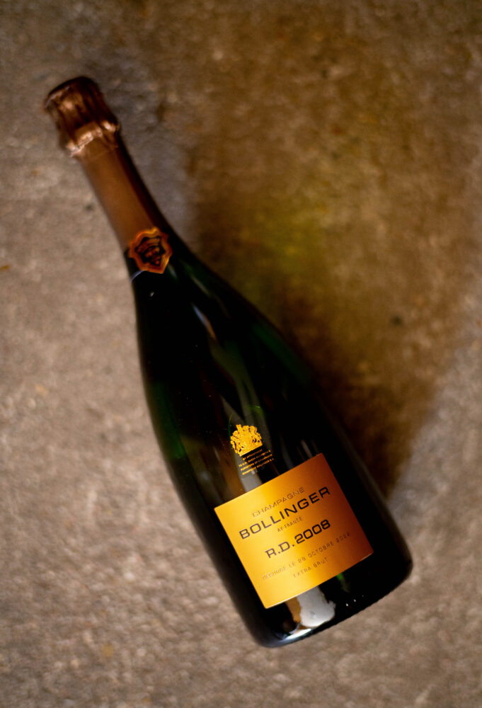 CHAMPAGNE  BOLLINGER（シャンパーニュ　ボランジェ）La  Grande  Année  2014（ラ・グラン・ダネ　2014ヴィンテージ）　CHAMPAGNE  BOLLINGER（シャンパーニュ　ボランジェ）Ｒ.Ⅾ.  2008（アールディー　2008ヴィンテージ）FRANCE　AI　フランス　アイ村　グランメゾン　「We Are Bolly Family」がモットー。創業1829年よりピノ・ノワールの聖地、シャンパーニュ地方・アイ村で家族経営を続けるグラン・メゾン。、シャンパーニュ・ボランジェ。職人の手による伝統製法で支えられたクラフトマンシップに裏打ちされたエレガントで質の高いワイン造りには定評があります。
創業以来、今でも木樽発酵行っている数少ないメゾンのひとつ。一貫したスタイルと安定した品質により、ミシュラン星付きレストランのシェフやソムリエなど、食のプロフェッショナルに高い評価を受け、ワイン愛好家なら知らない人はいないと言われるほどの熱い支持を得ています。特にメゾンのスタイルが体現され、ノン・ヴィンテージ枠を超えたと賞賛される代表作‶スペシャル・キュヴェ”は世界中のBolly Loversから愛され続ける逸品。伝統を重んじながら。斬新かつ革命的な発想を絶えず持つことで、温故知新のバランス感覚に長けているのも見逃せないポイントです。1884年には当時ヴィクトリア女王より、英国王室への納入を許される「Royal Warrant」の授与を受けます。以来、130年以上に渡り、メゾンはこの栄誉を守り続け、今日も英国王への納入を続けています。また、メゾンを語る上で欠かせない人物がマダム・エリザベス・リリー・ボランジェ。シャンパーニュ地方を代表する女傑のひとりとして、歴史的にも語り継がれる彼女の功績はメゾンにとって大切なレガシーです。3代目当主、夫ジャック・ボランジェの死後、世界の混乱期にあたる1941年～71年の30年間、メゾンを第二次世界大戦の騒乱より守り抜き、戦後はシャンパーニュの普及に尽力します。1967年にはメゾンの哲学が存分に込められた不朽の名作、スーパープレステージシャンパーニュの「R.D.」を世に送り出し、現在もなおマダム・リリーの誠実な思いは受け継がれています。映画007シリーズとの紳士協定よる信頼関係が始まったのは、1973年、シリーズ8作目「死ぬのは奴らだ」より。以後、全１５作品に渡り、「ジェームス・ボンドが愛飲するシャンパーニュ」として地位を確立しています。




株式会社富屋酒店　TOMIYA　SAKETEN　NAGOYA
カブシキガイシャトミヤサケテン　とみやさけてん　堀田駅　熱田神宮駅
名古屋高速　堀田出口すぐ　牛巻交差点すぐ　レトロ街並み　瓦屋根
愛知県名古屋市瑞穂区上坂町1-41-2　特約店　特約流通　地酒　ワイン
専門店　代表取締役社長　上田豊二　シャンパーニュシュヴァリエ　
利き酒師　焼酎アドバイザー　資格取得　おたく　マニア　ライカ
M11　ズミルックス50　レンズ　堀田駅　熱田神宮駅　老舗名店界隈　
どての品川　美奈登　みなと　名古屋高速　堀田出口すぐ　牛巻交差点すぐ　レトロ街並み　瓦屋根　クラッシックカー　クラッシックバイク　インテリア　ファッション　センス　クリエイト
