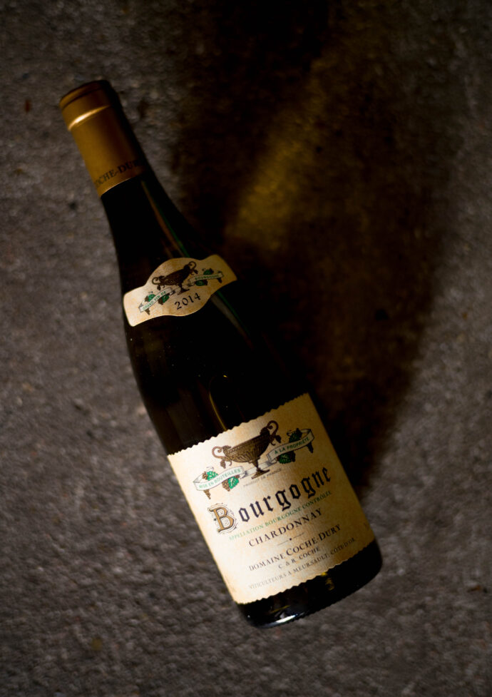 COCHE DURY　コシュ・デュリ　こしゅ・でゅり　「世界最高の白ワイン生産者は誰だ」という論争が起こる際、コント・ラフォンやルフレーヴ等と共に、必ずその名前が挙がるの生産者の一つがコシュ・デュリです。そのワインは生産量が少なく入手困難。今や村名ムルソーでも安くて5万円。中でもコルトン・シャルルマーニュは幻のワインと言われ、DRCのモンラッシェ、ルフレーヴのモンラッシェ等と共に、ブルゴーニュ白ワインの最高峰の一つに数えられます。1920年設立。当初はネゴシアン業がメイン。ドメーヌの歴史は古く、1920年にレオン・コシュにより設立されました。レオンは当時、ドメーヌ以外にも、ネゴシアンにブドウを販売していました。1964年、ジョルジュ・コシュがドメーヌを引き継ぐと、徐々に畑を拡大しましたが、メインはドメーヌ業よりも、収獲したブドウをネゴシアンに販売することでした。1973年、ジャン・フランソワが父ジョルジュからドメーヌを引き継ぎ、1975年に、オディール・ジュリと結婚し、ドメーヌ名を「ドメーヌ・ジャン・フランソワ・コシュ・デュリ」と改めました。3代目ジャン・フランソワから、ドメーヌ元詰メインに転換　ジャン・フランソワは、当初、父ジョルジュと同じようにブドウ販売をメインに行っていましたが、ブドウ畑を拡大するにあたって、息子ラファエルの協力を得ながら、ドメーヌ業をメインに舵を切りました。ジャン・フランソワの考え方は、当時のブルゴーニュに於いては最新の考え方でむしろ革新的でした。現代では主流となっていますが、「良いワインは健全なブドウから作られ、健全なブドウは健全な
畑から作られる」という考え方です。ジャン・フランソワが父ジョルジュから畑を引き継いだ70年代は、当初ジャン・フランソワが行っていたように、ネゴシアンがブドウを販売することで生計を立てていた生産者が多くいました。過剰に樽の香りが付いたムルソーからいちはやく脱却　この頃、ムルソーでは新樽に詰めてネゴシアンにブドウを販売すると、新樽代金を上乗せして買い取ってくれた為、当時のムルソーは新樽の香りが強く、テロワールなど関係ない、ただ樽の匂いのする低品質のワインが多く存在しました。何よりも、健康で自然な畑を作るために、ジャン・フランソワは常に畑仕事を優先して仕事をしていました。現代では、多くの生産者が同じように畑仕事を重視していますが、当時は異例のことだっただろうと、想像に難しくありません。ジャン・フランソワ・コシュ・デュリの愚直なまでの品質の拘りは、ワインの評価を上げていきました。また、その希少性から、ジャン・フランソワのワインは高価格で取引されるようになったのです。
（株）富屋酒店 かぶしきがいしゃ とみやさけてん カブシキガイシャ　トミヤサケテン TOMIYA SAKETEN 　愛知県名古屋市瑞穂区上坂町1-41-2　地酒屋　豊盃　HOUHAI ほうはい　ホーハイ　三浦酒造  MIURASHUZO日高見　ひたかみ　ヒタカミ HITAKAMI  平孝酒造　HIRAKOSHUZO 天の戸 アマノト　あまのと　AMANOTO　浅舞酒造 ASAMAISHUZO　飛露喜 HIROKISHUZOHONTEN　廣木酒造本店　HIROK　大那 DAINA　ダイナ　だいな　菊の里酒造　KIKUNOSATOSHUZO　旭興　KYOKUKO　きょくこう　キョクコウ　渡邉酒造　WATANABESHUZO　仙禽 SENKIN　せんきん　センキン（株）せんきん SENKIN鶴齢　カクレイ　かくれい KAKUREI　青木酒造　AOKISHUZO謙信 ケンシン　けんしん KENSHIN池田屋酒造 IKEDAYASHUZO 白岳仙 HAKUGAKUSEN　ハクガクセン　はくがくせん　安本酒造 YASUMOTOSHUZO 群馬泉 グンマイズミ　ぐんまいずみ 島岡酒造 SHIMAOKASHUZO  喜久醉 きくよい キクヨイKIKUYOI 青島酒造 AOSHIMASHUZO 長珍 ちょうちん　チョウチン長珍酒造CHOCHINSHUZO　みねたからみりん　峯寳 味醂　一子相伝 ミネタカラ　いっしそうでん　イッシソウデン　小笠原味醂 OGASAWARA MIRIN

瀧自慢　たきじまん　タキジマン　瀧自慢酒造　TAKIZIMANSHUZO　田光　TABIKA 早川酒造  HAYAKAWASHUZO　作　ZAKU ざく ザク 清水清三郎商店 SHIMIZUSEIZABUROSHOTEN  篠峯　櫛羅　しのみね　シノミネ　くじら　クジラ　千代酒造　CHIYOSHUZO　雑賀　さいか　サイカ　九重雑賀  KOKONOESAIKA　紀土　鶴梅　無量山　きっど　キッド　KID 　ツルウメ　つるうめ　TURUUME　ムリョウザン　むりょうざん　MURYOZAN　平和酒造　HEIWASHUZO　蒼空　そうくう　ソウクウ　SÔKÛ　藤岡酒造　HUJIOKASHUZO 　宝剣　HOUKEN  宝剣酒造　ほうけんしゅぞう　ホウケンシュゾウ　HOKENSHUZO　清酒竹鶴　小笹屋竹鶴　せいしゅたけつる　セイシュタケツル　おささやたけつる　オササヤタケツル　竹鶴酒造　TAKETURUSHUZO
石鎚　いしづち　イシヅチ　石鎚酒造　ISHIDUCHISHUZO　土佐しらぎく　とさしらぎく　トサシラギク　仙頭酒造場　せんとうしゅぞうじょう　SENDOSHUZOZYO　アルガブランカ　ARUGABURANKA勝沼醸造　KATUNUMAJÔZÔ　ドメーヌソガ　ソガ・ペール・エ・フィス SOGA PELE ET FIS　オブセワイナリー　OBUSEWINERY　ドメーヌタカヒコ　DOMAINE TAKAHIKO　クリサワブラン　KURISAWA BLANC　ナカザワワイナリー　NAKAZAWA WINERY　さつま寿　SATUMA KOTOBUKI 　尾込商店 OGOME SHOTEN  蔵の師魂 KURANOSHIKON  小正醸造　KOMASA ＪÔＺÔ　天狗櫻 TENGUSAKURA  白石酒蔵　SHIRAISHISHUZO  しま千両 SHIMASENRYO　高崎酒蔵  TAKASAKISHUZO  杜氏潤平　TOJIJUNPEI  小玉醸造  KODAMAJOZO  赤鹿毛　青鹿毛  AKAKAGE   AOKAGE　柳田酒蔵  YANAGIDASHUZO　舞香　MAIKA　泰明　TAIMEI　藤居醸造　HUZIIJÔＺÔ　池の露　特酎天草　IKENOTUYU  TOKUCHU  AMAKUSA　壱乃醸　飛乃流　朝日　ICHINOJO  HINORYU　ASAHI　朝日酒造　ASAHISHUZO　龍宮　RYUGU 富田酒造場　TOMITASHUZOJO　鳥飼 TORIKAI　鳥飼酒造　TORIKAISHUZO　極楽 GOIKURAKU　林酒造場 HAYASHISHUZOJO　屋久の島大自然林　酔麦香　YAKUNOSHIMA DAISHIZENRIN SUIBASKUKA　本坊酒造　HONBOSHUZO
金峰　金峰荒蘆過  KINPO　KINPOARAROKA　宇都酒造　UTOSHUZO　北谷長老　CHYATANCHÔＲÔ　北谷酒造　CHYATANSHUZO　山原くいな　YAMBARUKUINA　やんばる酒造　YAMBARUSHUZO　2024年春オープン予定 いいねタウン瑞穂 iiNE マルシェ内　グランクレア瑞穂 いいねタウン瑞穂  愛知県名古屋市瑞穂区宝田町四丁目2番、3番2　春敲町三丁目23番1（地番） 魚太郎　UOTARO MIZUHO うおたろう　ウオタロウ　なごやみずほてん　ナゴヤミズホテン　 名古屋瑞穂店  車で1分　徒歩5分　丸明 瑞穂店  MARUAKI MIZUHO　マルアキ ミズホテン　まるあき みずほてん　 徒歩10分　車3分　焼肉 美奈登  ヤキニクミナト　やきにくみなと YAKINIKU MINATO 車で2分　徒歩10分  どての品川　DOTENO SHINAGAWA　ドテノシナガワ　どてのしながわ　車で30秒　徒歩1分昇福亭　SHOHUKUTEI しょうふくてい　ショウフクテイ 街中華　マニア　大盛り　個性派  車で5分　徒歩15分  名店 近くにたくさんあり　堀田バンザイ　牛巻バンザイ　名古屋のへそ

