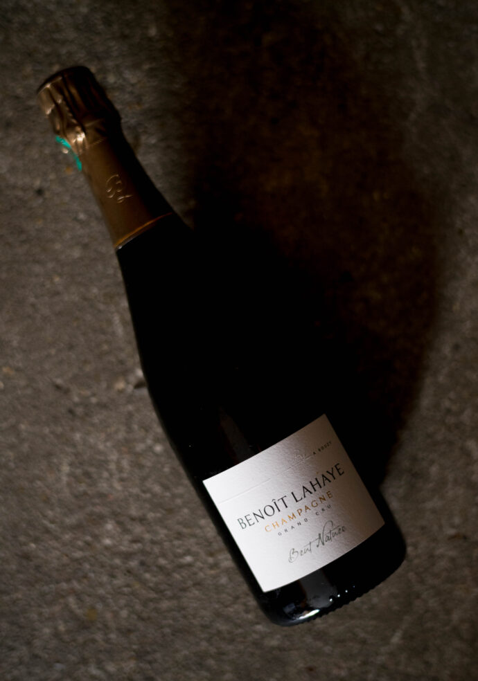 Champagne Benoît Lahye　シャンパーニュ　ブノワ・ライエ　フランス　シャンパーニュ　モンターニュ・ランス　ブジィ　FRANCE　CHAMPAGNE　MONTAGNE　BOUZY　シャルドネ（Chardonnay）ピノノワール（Pinot Noir）　輸入元ラシーヌ
ベレッシュら4人の自然派シャンパーニュ生産者と共に始めた伝説的な試飲会「テール・エ・ヴァン（大地とワイン）」の中心メンバーの一人。有機栽培とビオディナミにとどまらず、2010年から自ら飼う馬とロバにより畑を耕作。当主は「植物、動物と接することで有様を変える。馬で大地を耕すと、一気に大地と生き物が繋がる。その際、馬を操る人間も、動物と畑に関係を生むことに意識を集中することが大切」という感受性を持つ。主な畑は全てブジィのセラーから半径２㎞以内。醸造は2010年以降、100％小樽発酵。マロラクティック発酵（MLF）を行わないロットも造り、熟成後にMLFあり、なしの両ロットをブレンドし、バランスをとる。「ヴィオレーヌ　サン・スーフル・アジュテ」ほか、亜硫酸無添加キュヴェも生産。ドサージュも大半のキュヴェはゼロで、多くとも3ｇ/Lまでに抑制。エネルギーを秘めながらも、静けさが心に伝わる見事なフィネスを生む。
入手困難　希少品　RM　レコルタンマニピュラン　小規模生産者　大人気　レア
マニア必須　名古屋特約店　正しい流通　名古屋高級店　ヴァガボンド　あま木
MEI　寿司ふじさわ　SIX　シス　沖縄　小宇利島　トゥラジョア　イズム
（株）富屋酒店　愛知県名古屋市瑞穂区上坂町1-41-2　地酒屋　専門店　
おたく　マニア　ライカM11　ズミルックス50　レンズ　堀田駅　熱田神宮駅
名古屋高速　堀田出口すぐ　牛巻交差点すぐ　レトロ街並み　瓦屋根
クラッシックカー　クラッシックバイク　インテリア　ファッション　音楽
センス　クリエイト　おたく　マニア　映画　シネマ
CHAMPANE  Benoit Lahaye(シャンパーニュ　ブノワ・ライエ） Extra Brut-Rosé de Macération ＜Bace 2019＞（エクストラ・ブリュット　ロゼ・ド・マセラシオン）CHAMPANE  Benoit Lahaye(シャンパーニュ　ブノワ・ライエ） Brut Nature  Grand-Cru＜Bace 2019＞（ブリュット・ナチュール　グランクリュ）CHAMPANE  Benoit Lahaye(シャンパーニュ　ブノワ・ライエ） Brand‐Noir  Grand-Cru＜Bace 2019＞（ブランド・ノワール　グランクリュ）CHAMPANE  Benoit Lahaye(シャンパーニュ　ブノワ・ライエ） Millésime  Grand-Cru 2016（ミレジメ  グランクリュ  2016ヴィンテージ）CHAMPANE  Benoit Lahaye(シャンパーニュ　ブノワ・ライエ） Brut Nature  Violaine sans soufle ajouté 2016（ブリュット・ナチュール　ヴィオレーヌ　サン・スフル・アジュテ）CHAMPANE  Benoit Lahaye(シャンパーニュ　ブノワ・ライエ） Brut Nature  Le Jardin de la Grosse Pierre Grand Cru 2017（ブリュット・ナチュール　ル・ジャルダン・ド・ラ・グロス・ピエール　グラン・クリュ）