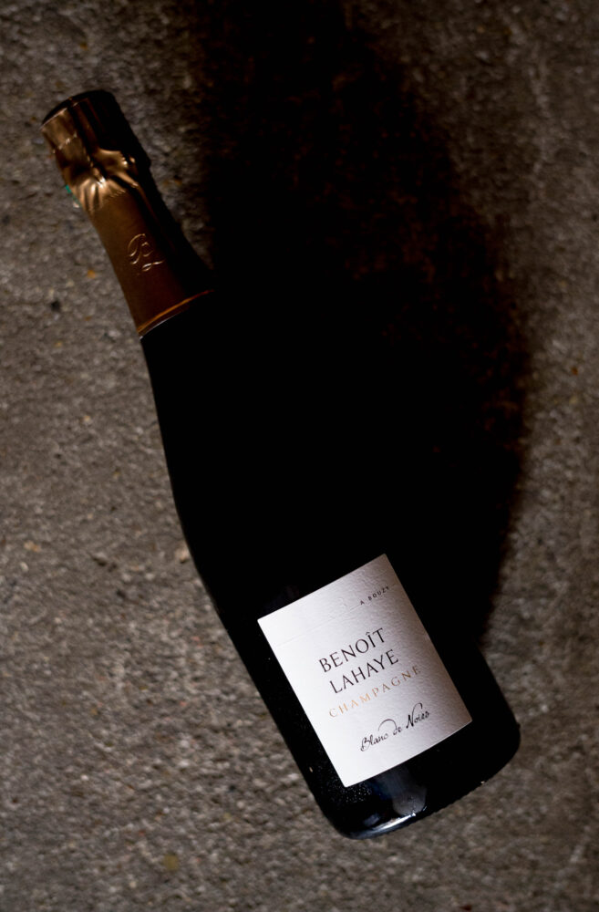 Champagne Benoît Lahye　シャンパーニュ　ブノワ・ライエ　フランス　シャンパーニュ　モンターニュ・ランス　ブジィ　FRANCE　CHAMPAGNE　MONTAGNE　BOUZY　シャルドネ（Chardonnay）ピノノワール（Pinot Noir）　輸入元ラシーヌ
ベレッシュら4人の自然派シャンパーニュ生産者と共に始めた伝説的な試飲会「テール・エ・ヴァン（大地とワイン）」の中心メンバーの一人。有機栽培とビオディナミにとどまらず、2010年から自ら飼う馬とロバにより畑を耕作。当主は「植物、動物と接することで有様を変える。馬で大地を耕すと、一気に大地と生き物が繋がる。その際、馬を操る人間も、動物と畑に関係を生むことに意識を集中することが大切」という感受性を持つ。主な畑は全てブジィのセラーから半径２㎞以内。醸造は2010年以降、100％小樽発酵。マロラクティック発酵（MLF）を行わないロットも造り、熟成後にMLFあり、なしの両ロットをブレンドし、バランスをとる。「ヴィオレーヌ　サン・スーフル・アジュテ」ほか、亜硫酸無添加キュヴェも生産。ドサージュも大半のキュヴェはゼロで、多くとも3ｇ/Lまでに抑制。エネルギーを秘めながらも、静けさが心に伝わる見事なフィネスを生む。
入手困難　希少品　RM　レコルタンマニピュラン　小規模生産者　大人気　レア
マニア必須　名古屋特約店　正しい流通　名古屋高級店　ヴァガボンド　あま木
MEI　寿司ふじさわ　SIX　シス　沖縄　小宇利島　トゥラジョア　イズム
（株）富屋酒店　愛知県名古屋市瑞穂区上坂町1-41-2　地酒屋　専門店　
おたく　マニア　ライカM11　ズミルックス50　レンズ　堀田駅　熱田神宮駅
名古屋高速　堀田出口すぐ　牛巻交差点すぐ　レトロ街並み　瓦屋根
クラッシックカー　クラッシックバイク　インテリア　ファッション　音楽
センス　クリエイト　おたく　マニア　映画　シネマ
CHAMPANE  Benoit Lahaye(シャンパーニュ　ブノワ・ライエ） Extra Brut-Rosé de Macération ＜Bace 2019＞（エクストラ・ブリュット　ロゼ・ド・マセラシオン）CHAMPANE  Benoit Lahaye(シャンパーニュ　ブノワ・ライエ） Brut Nature  Grand-Cru＜Bace 2019＞（ブリュット・ナチュール　グランクリュ）CHAMPANE  Benoit Lahaye(シャンパーニュ　ブノワ・ライエ） Brand‐Noir  Grand-Cru＜Bace 2019＞（ブランド・ノワール　グランクリュ）CHAMPANE  Benoit Lahaye(シャンパーニュ　ブノワ・ライエ） Millésime  Grand-Cru 2016（ミレジメ  グランクリュ  2016ヴィンテージ）CHAMPANE  Benoit Lahaye(シャンパーニュ　ブノワ・ライエ） Brut Nature  Violaine sans soufle ajouté 2016（ブリュット・ナチュール　ヴィオレーヌ　サン・スフル・アジュテ）CHAMPANE  Benoit Lahaye(シャンパーニュ　ブノワ・ライエ） Brut Nature  Le Jardin de la Grosse Pierre Grand Cru 2017（ブリュット・ナチュール　ル・ジャルダン・ド・ラ・グロス・ピエール　グラン・クリュ）
