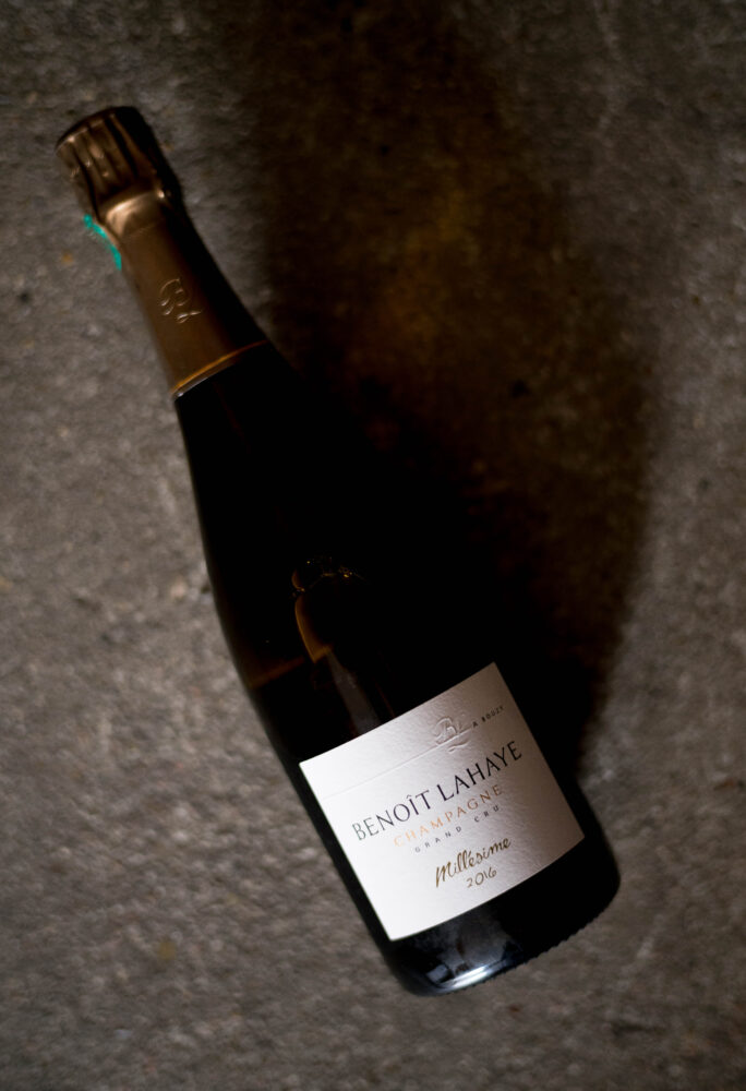 Champagne Benoît Lahye　シャンパーニュ　ブノワ・ライエ　フランス　シャンパーニュ　モンターニュ・ランス　ブジィ　FRANCE　CHAMPAGNE　MONTAGNE　BOUZY　シャルドネ（Chardonnay）ピノノワール（Pinot Noir）　輸入元ラシーヌCHAMPANE  Benoit Lahaye(シャンパーニュ　ブノワ・ライエ） Extra Brut-Rosé de Macération ＜Bace 2019＞（エクストラ・ブリュット　ロゼ・ド・マセラシオン）CHAMPANE  Benoit Lahaye(シャンパーニュ　ブノワ・ライエ） Brut Nature  Grand-Cru＜Bace 2019＞（ブリュット・ナチュール　グランクリュ）CHAMPANE  Benoit Lahaye(シャンパーニュ　ブノワ・ライエ） Brand‐Noir  Grand-Cru＜Bace 2019＞（ブランド・ノワール　グランクリュ）CHAMPANE  Benoit Lahaye(シャンパーニュ　ブノワ・ライエ） Millésime  Grand-Cru 2016（ミレジメ  グランクリュ  2016ヴィンテージ）CHAMPANE  Benoit Lahaye(シャンパーニュ　ブノワ・ライエ） Brut Nature  Violaine sans soufle ajouté 2016（ブリュット・ナチュール　ヴィオレーヌ　サン・スフル・アジュテ）CHAMPANE  Benoit Lahaye(シャンパーニュ　ブノワ・ライエ） Brut Nature  Le Jardin de la Grosse Pierre Grand Cru 2017（ブリュット・ナチュール　ル・ジャルダン・ド・ラ・グロス・ピエール　グラン・クリュ）
ベレッシュら4人の自然派シャンパーニュ生産者と共に始めた伝説的な試飲会「テール・エ・ヴァン（大地とワイン）」の中心メンバーの一人。有機栽培とビオディナミにとどまらず、2010年から自ら飼う馬とロバにより畑を耕作。当主は「植物、動物と接することで有様を変える。馬で大地を耕すと、一気に大地と生き物が繋がる。その際、馬を操る人間も、動物と畑に関係を生むことに意識を集中することが大切」という感受性を持つ。主な畑は全てブジィのセラーから半径２㎞以内。醸造は2010年以降、100％小樽発酵。マロラクティック発酵（MLF）を行わないロットも造り、熟成後にMLFあり、なしの両ロットをブレンドし、バランスをとる。「ヴィオレーヌ　サン・スーフル・アジュテ」ほか、亜硫酸無添加キュヴェも生産。ドサージュも大半のキュヴェはゼロで、多くとも3ｇ/Lまでに抑制。エネルギーを秘めながらも、静けさが心に伝わる見事なフィネスを生む。
入手困難　希少品　RM　レコルタンマニピュラン　小規模生産者　大人気　レア
マニア必須　名古屋特約店　正しい流通　名古屋高級店　ヴァガボンド　あま木
MEI　寿司ふじさわ　SIX　シス　沖縄　小宇利島　トゥラジョア　イズム
（株）富屋酒店　愛知県名古屋市瑞穂区上坂町1-41-2　地酒屋　専門店　
おたく　マニア　ライカM11　ズミルックス50　レンズ　堀田駅　熱田神宮駅
名古屋高速　堀田出口すぐ　牛巻交差点すぐ　レトロ街並み　瓦屋根
クラッシックカー　クラッシックバイク　インテリア　ファッション　音楽
センス　クリエイト　おたく　マニア　映画　シネマ
