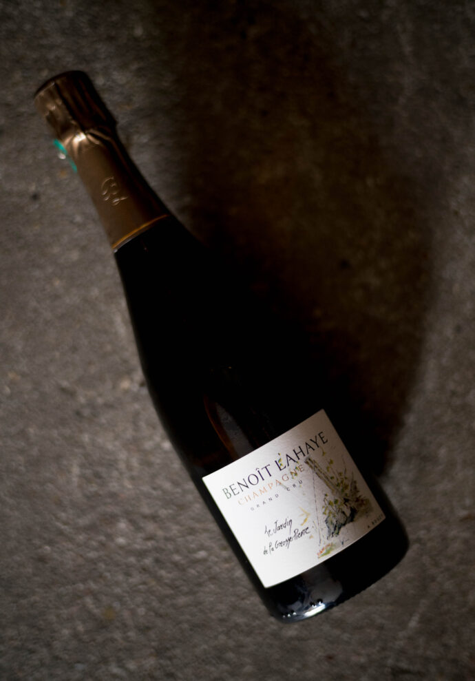 Champagne Benoît Lahye　シャンパーニュ　ブノワ・ライエ　フランス　シャンパーニュ　モンターニュ・ランス　ブジィ　FRANCE　CHAMPAGNE　MONTAGNE　BOUZY　シャルドネ（Chardonnay）ピノノワール（Pinot Noir）　輸入元ラシーヌ
ベレッシュら4人の自然派シャンパーニュ生産者と共に始めた伝説的な試飲会「テール・エ・ヴァン（大地とワイン）」の中心メンバーの一人。有機栽培とビオディナミにとどまらず、2010年から自ら飼う馬とロバにより畑を耕作。当主は「植物、動物と接することで有様を変える。馬で大地を耕すと、一気に大地と生き物が繋がる。その際、馬を操る人間も、動物と畑に関係を生むことに意識を集中することが大切」という感受性を持つ。主な畑は全てブジィのセラーから半径２㎞以内。醸造は2010年以降、100％小樽発酵。マロラクティック発酵（MLF）を行わないロットも造り、熟成後にMLFあり、なしの両ロットをブレンドし、バランスをとる。「ヴィオレーヌ　サン・スーフル・アジュテ」ほか、亜硫酸無添加キュヴェも生産。ドサージュも大半のキュヴェはゼロで、多くとも3ｇ/Lまでに抑制。エネルギーを秘めながらも、静けさが心に伝わる見事なフィネスを生む。
入手困難　希少品　RM　レコルタンマニピュラン　小規模生産者　大人気　レア
マニア必須　名古屋特約店　正しい流通　名古屋高級店　ヴァガボンド　あま木
MEI　寿司ふじさわ　SIX　シス　沖縄　小宇利島　トゥラジョア　イズム
（株）富屋酒店　愛知県名古屋市瑞穂区上坂町1-41-2　地酒屋　専門店　
おたく　マニア　ライカM11　ズミルックス50　レンズ　堀田駅　熱田神宮駅
名古屋高速　堀田出口すぐ　牛巻交差点すぐ　レトロ街並み　瓦屋根
クラッシックカー　クラッシックバイク　インテリア　ファッション　音楽
センス　クリエイト　おたく　マニア　映画　シネマCHAMPANE  Benoit Lahaye(シャンパーニュ　ブノワ・ライエ） Extra Brut-Rosé de Macération ＜Bace 2019＞（エクストラ・ブリュット　ロゼ・ド・マセラシオン）CHAMPANE  Benoit Lahaye(シャンパーニュ　ブノワ・ライエ） Brut Nature  Grand-Cru＜Bace 2019＞（ブリュット・ナチュール　グランクリュ）CHAMPANE  Benoit Lahaye(シャンパーニュ　ブノワ・ライエ） Brand‐Noir  Grand-Cru＜Bace 2019＞（ブランド・ノワール　グランクリュ）CHAMPANE  Benoit Lahaye(シャンパーニュ　ブノワ・ライエ） Millésime  Grand-Cru 2016（ミレジメ  グランクリュ  2016ヴィンテージ）CHAMPANE  Benoit Lahaye(シャンパーニュ　ブノワ・ライエ） Brut Nature  Violaine sans soufle ajouté 2016（ブリュット・ナチュール　ヴィオレーヌ　サン・スフル・アジュテ）CHAMPANE  Benoit Lahaye(シャンパーニュ　ブノワ・ライエ） Brut Nature  Le Jardin de la Grosse Pierre Grand Cru 2017（ブリュット・ナチュール　ル・ジャルダン・ド・ラ・グロス・ピエール　グラン・クリュ）
