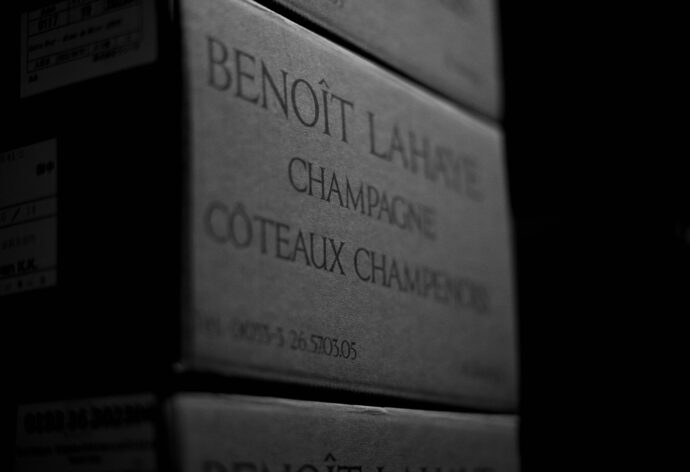 Champagne Benoît Lahye　シャンパーニュ　ブノワ・ライエ　フランス　シャンパーニュ　モンターニュ・ランス　ブジィ　FRANCE　CHAMPAGNE　MONTAGNE　BOUZY　シャルドネ（Chardonnay）ピノノワール（Pinot Noir）　輸入元ラシーヌ
ベレッシュら4人の自然派シャンパーニュ生産者と共に始めた伝説的な試飲会「テール・エ・ヴァン（大地とワイン）」の中心メンバーの一人。有機栽培とビオディナミにとどまらず、2010年から自ら飼う馬とロバにより畑を耕作。当主は「植物、動物と接することで有様を変える。馬で大地を耕すと、一気に大地と生き物が繋がる。その際、馬を操る人間も、動物と畑に関係を生むことに意識を集中することが大切」という感受性を持つ。主な畑は全てブジィのセラーから半径２㎞以内。醸造は2010年以降、100％小樽発酵。マロラクティック発酵（MLF）を行わないロットも造り、熟成後にMLFあり、なしの両ロットをブレンドし、バランスをとる。「ヴィオレーヌ　サン・スーフル・アジュテ」ほか、亜硫酸無添加キュヴェも生産。ドサージュも大半のキュヴェはゼロで、多くとも3ｇ/Lまでに抑制。エネルギーを秘めながらも、静けさが心に伝わる見事なフィネスを生む。
入手困難　希少品　RM　レコルタンマニピュラン　小規模生産者　大人気　レア
マニア必須　名古屋特約店　正しい流通　名古屋高級店　ヴァガボンド　あま木
MEI　寿司ふじさわ　SIX　シス　沖縄　小宇利島　トゥラジョア　イズム
（株）富屋酒店　愛知県名古屋市瑞穂区上坂町1-41-2　地酒屋　専門店　
おたく　マニア　ライカM11　ズミルックス50　レンズ　堀田駅　熱田神宮駅
名古屋高速　堀田出口すぐ　牛巻交差点すぐ　レトロ街並み　瓦屋根
クラッシックカー　クラッシックバイク　インテリア　ファッション　音楽
センス　クリエイト　おたく　マニア　映画　シネマ
CHAMPANE  Benoit Lahaye(シャンパーニュ　ブノワ・ライエ） Extra Brut-Rosé de Macération ＜Bace 2019＞（エクストラ・ブリュット　ロゼ・ド・マセラシオン）CHAMPANE  Benoit Lahaye(シャンパーニュ　ブノワ・ライエ） Brut Nature  Grand-Cru＜Bace 2019＞（ブリュット・ナチュール　グランクリュ）CHAMPANE  Benoit Lahaye(シャンパーニュ　ブノワ・ライエ） Brand‐Noir  Grand-Cru＜Bace 2019＞（ブランド・ノワール　グランクリュ）CHAMPANE  Benoit Lahaye(シャンパーニュ　ブノワ・ライエ） Millésime  Grand-Cru 2016（ミレジメ  グランクリュ  2016ヴィンテージ）CHAMPANE  Benoit Lahaye(シャンパーニュ　ブノワ・ライエ） Brut Nature  Violaine sans soufle ajouté 2016（ブリュット・ナチュール　ヴィオレーヌ　サン・スフル・アジュテ）CHAMPANE  Benoit Lahaye(シャンパーニュ　ブノワ・ライエ） Brut Nature  Le Jardin de la Grosse Pierre Grand Cru 2017（ブリュット・ナチュール　ル・ジャルダン・ド・ラ・グロス・ピエール　グラン・クリュ）