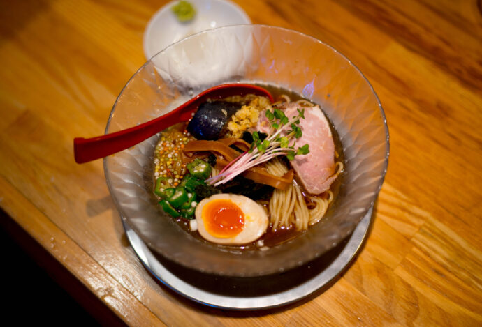 ラーメン　ル・デッサン　ラーメン Le Dessin　六合　静岡県島田市御仮屋町8802-1　DANCU　掲載店　美しいラーメン　自家製麺、天然だし、無化調、フランス料理30年のシェフがつくるラーメン「ラーメン　ル・デッサン」
かもがら、とりがらだしのしょうゆラーメン　1000円　鶏がらとかつお、にぼしの中華そば　しょうゆ　1100円　激うま　感動　作品　超有名店　行列必須
株式会社富屋酒店　トミヤサケテン　とみやさけてん TOMIYA　SAKETEN　NAGOYA　愛知県名古屋市瑞穂区上坂町1-41-2 tomiya-saketen.com　特約店　特約流通　地酒　ワイン　専門店　 社長　代表　上田豊二　利き酒師　焼酎アドバイザー　シャンパーニュシュヴァリエ　おたく　マニア　堀田駅　熱田神宮駅
名古屋高速　堀田出口すぐ　牛巻交差点すぐ　レトロ街並み　瓦屋根
クラッシックカー　クラッシックバイク　インテリア　ファッション　音楽
センス　クリエイト　おたく　マニア
 ちっきん　西焼津　ラーメン　餃子　静岡市藤枝市田中2丁目13-6　中華そば　しお　しょうゆ　極みしょうゆ　極みしお　