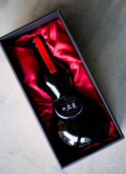 独特のオーラ漂うBALACK BOTTLE  「日高見　HITAKAMI　純米大吟醸中取り　東条産特A山田錦　＜黒ひょうたんボトル　BLACK HYÔTAN BOTTLE＞  R6BY」