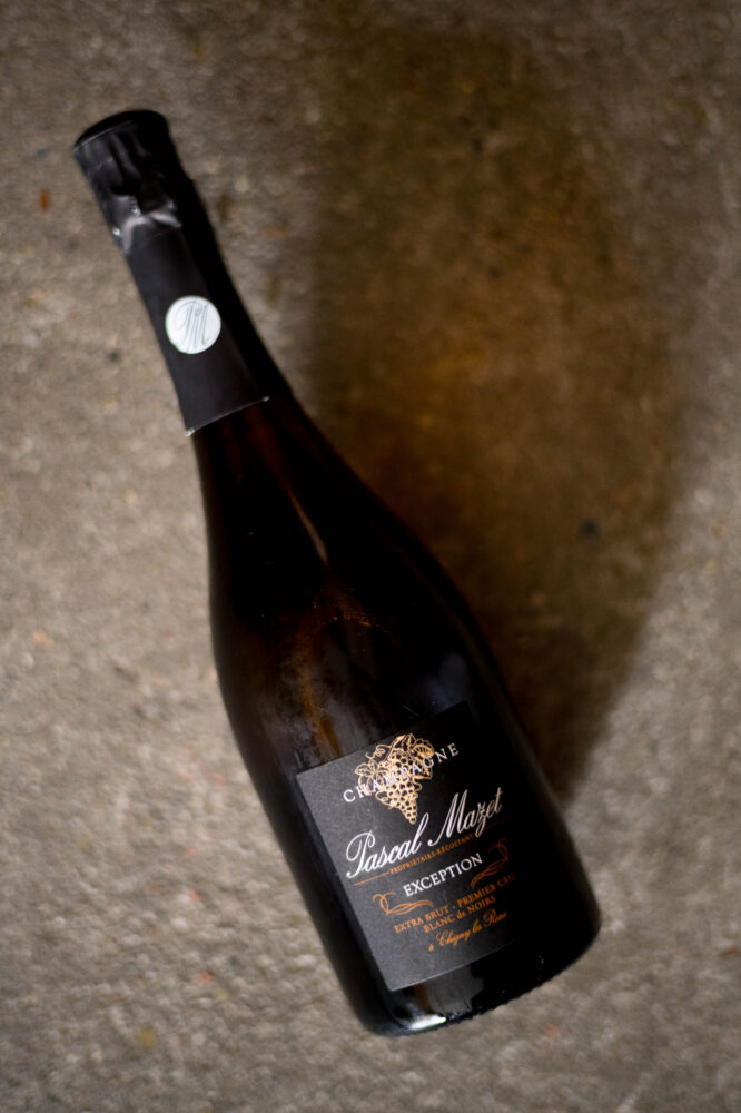 CHAMPAGNE PASCAL MAZET（シャンパーニュ パスカル・マゼ）BRUT NATURE （ブリュット・ナチュール）1er Cru（プルミエ・クリュ）CHAMPAGNE PASCAL MAZET（シャンパーニュ パスカル・マゼ）EXTRABRUT（エクストラ・ブリュット）1er Cru（プルミエ・クリュ）BRAND NOIR（ブランド・ノワール）EXCEPTION（エクセプション）CHAMPAGNE PASCAL MAZET（シャンパーニュ パスカル・マゼ）EXTRABRUT（エクストラ・ブリュット）1er Cru（プルミエ・クリュ）ORIGINEL（オリジネル）しゃんぱーにゅ　正規輸入元ラシーヌ　浅井　担当
東京都千代田区麹町5丁目4番地セタニビル3階
アンボネ地区のグランクリュと、シニ＝レ・ローズ地区のプルミエ・クリュなど、計わずか2ｈａのみの自社畑で徹底したビオロジック栽培を敢行する生産者。2013年にビオ認証を得たが、実質的なビオロジック栽培の実施は、そのはるか以前に遡る。栽培農家から自社瓶詰めへの転向は1976年。ピノ・ノワール（樹齢40年以上）、シャルドネ（樹齢50年以上）は、ともに樽発酵、樽熟成。更に、大量のリザーヴワインを、地下セラーの大樽（50ｈｌ）に保存しており、複数のヴィンテッジのブレンドによる奥行きと高貴な余韻の妙にも、天賦のアッサンブラージュ・センスが感じられる。二次発酵にはフルーリーが選別したシャンパーニュ酵母「クォーツ」を使用。右顧左眄せずに独自の深みをそなえるシャンパーニュは、現在に生きる伝統ともいうべきもの。価格高騰中のアンボネ産ブドウによるシャンパーニュとしては、例外的に慎ましい価格を維持。グランクリュの畑で真摯にビオロジック栽培を行う数少ない生産者としても、貴重な存在である。
（株）富屋酒店　愛知県名古屋市瑞穂区上坂町1-41-2　地酒屋　専門店　ライカM11　ズミルックス50　レンズ　代表　上田豊二　きき酒師　焼酎アドバイザー　
シャンパーニュシュヴァリエ　堀田駅　熱田神宮駅
名古屋高速　堀田出口すぐ　牛巻交差点すぐ　レトロ街並み　瓦屋根
　　　クラッシックカー　クラッシックバイク　インテリア　ファッション　音楽
センス　クリエイト　おたく　マニア　映画　シネマ