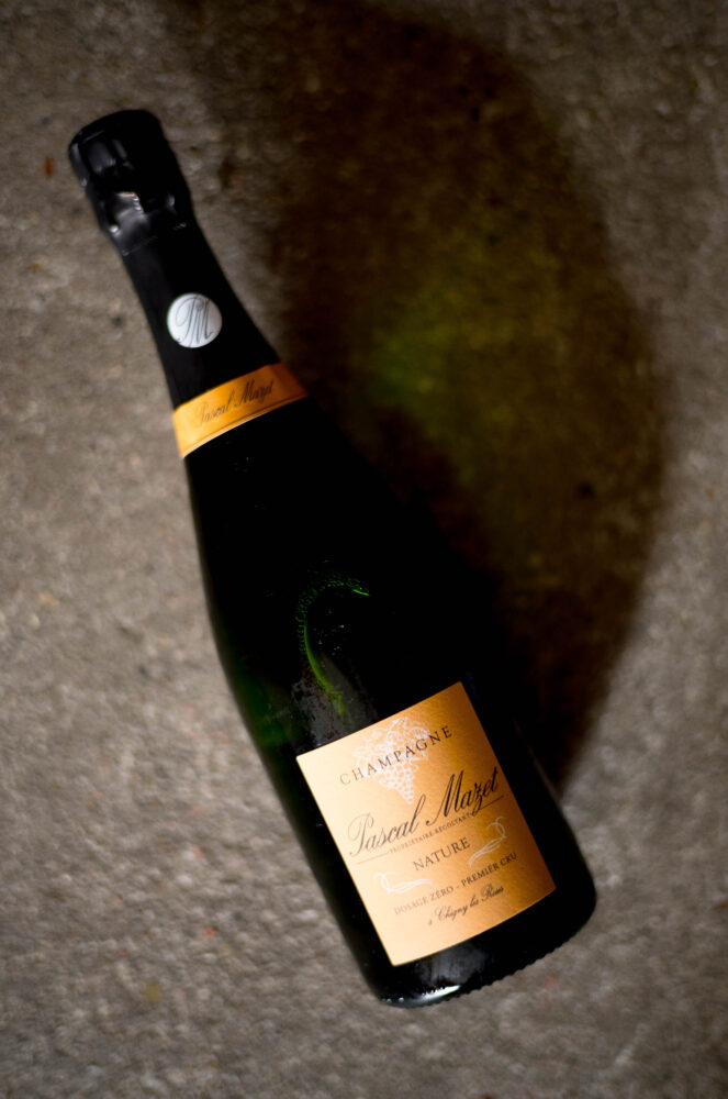 CHAMPAGNE PASCAL MAZET（シャンパーニュ パスカル・マゼ）BRUT NATURE （ブリュット・ナチュール）1er Cru（プルミエ・クリュ）CHAMPAGNE PASCAL MAZET（シャンパーニュ パスカル・マゼ）EXTRABRUT（エクストラ・ブリュット）1er Cru（プルミエ・クリュ）BRAND NOIR（ブランド・ノワール）EXCEPTION（エクセプション）CHAMPAGNE PASCAL MAZET（シャンパーニュ パスカル・マゼ）EXTRABRUT（エクストラ・ブリュット）1er Cru（プルミエ・クリュ）ORIGINEL（オリジネル）しゃんぱーにゅ　正規輸入元ラシーヌ　浅井　担当
東京都千代田区麹町5丁目4番地セタニビル3階
アンボネ地区のグランクリュと、シニ＝レ・ローズ地区のプルミエ・クリュなど、計わずか2ｈａのみの自社畑で徹底したビオロジック栽培を敢行する生産者。2013年にビオ認証を得たが、実質的なビオロジック栽培の実施は、そのはるか以前に遡る。栽培農家から自社瓶詰めへの転向は1976年。ピノ・ノワール（樹齢40年以上）、シャルドネ（樹齢50年以上）は、ともに樽発酵、樽熟成。更に、大量のリザーヴワインを、地下セラーの大樽（50ｈｌ）に保存しており、複数のヴィンテッジのブレンドによる奥行きと高貴な余韻の妙にも、天賦のアッサンブラージュ・センスが感じられる。二次発酵にはフルーリーが選別したシャンパーニュ酵母「クォーツ」を使用。右顧左眄せずに独自の深みをそなえるシャンパーニュは、現在に生きる伝統ともいうべきもの。価格高騰中のアンボネ産ブドウによるシャンパーニュとしては、例外的に慎ましい価格を維持。グランクリュの畑で真摯にビオロジック栽培を行う数少ない生産者としても、貴重な存在である。
（株）富屋酒店　愛知県名古屋市瑞穂区上坂町1-41-2　地酒屋　専門店　ライカM11　ズミルックス50　レンズ　代表　上田豊二　きき酒師　焼酎アドバイザー　
シャンパーニュシュヴァリエ　堀田駅　熱田神宮駅
名古屋高速　堀田出口すぐ　牛巻交差点すぐ　レトロ街並み　瓦屋根
　　　クラッシックカー　クラッシックバイク　インテリア　ファッション　音楽
センス　クリエイト　おたく　マニア　映画　シネマ