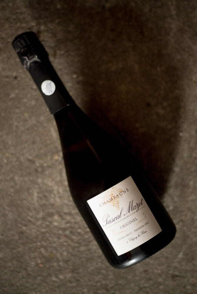 CHAMPAGNE PASCAL MAZET（シャンパーニュ パスカル・マゼ）BRUT NATURE （ブリュット・ナチュール）1er Cru（プルミエ・クリュ）CHAMPAGNE PASCAL MAZET（シャンパーニュ パスカル・マゼ）EXTRABRUT（エクストラ・ブリュット）1er Cru（プルミエ・クリュ）BRAND NOIR（ブランド・ノワール）EXCEPTION（エクセプション）CHAMPAGNE PASCAL MAZET（シャンパーニュ パスカル・マゼ）EXTRABRUT（エクストラ・ブリュット）1er Cru（プルミエ・クリュ）ORIGINEL（オリジネル）しゃんぱーにゅ　正規輸入元ラシーヌ　浅井　担当
東京都千代田区麹町5丁目4番地セタニビル3階
アンボネ地区のグランクリュと、シニ＝レ・ローズ地区のプルミエ・クリュなど、計わずか2ｈａのみの自社畑で徹底したビオロジック栽培を敢行する生産者。2013年にビオ認証を得たが、実質的なビオロジック栽培の実施は、そのはるか以前に遡る。栽培農家から自社瓶詰めへの転向は1976年。ピノ・ノワール（樹齢40年以上）、シャルドネ（樹齢50年以上）は、ともに樽発酵、樽熟成。更に、大量のリザーヴワインを、地下セラーの大樽（50ｈｌ）に保存しており、複数のヴィンテッジのブレンドによる奥行きと高貴な余韻の妙にも、天賦のアッサンブラージュ・センスが感じられる。二次発酵にはフルーリーが選別したシャンパーニュ酵母「クォーツ」を使用。右顧左眄せずに独自の深みをそなえるシャンパーニュは、現在に生きる伝統ともいうべきもの。価格高騰中のアンボネ産ブドウによるシャンパーニュとしては、例外的に慎ましい価格を維持。グランクリュの畑で真摯にビオロジック栽培を行う数少ない生産者としても、貴重な存在である。
（株）富屋酒店　愛知県名古屋市瑞穂区上坂町1-41-2　地酒屋　専門店　ライカM11　ズミルックス50　レンズ　代表　上田豊二　きき酒師　焼酎アドバイザー　
シャンパーニュシュヴァリエ　堀田駅　熱田神宮駅
名古屋高速　堀田出口すぐ　牛巻交差点すぐ　レトロ街並み　瓦屋根
　　　クラッシックカー　クラッシックバイク　インテリア　ファッション　音楽
センス　クリエイト　おたく　マニア　映画　シネマ