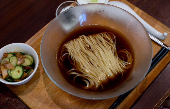 ラーメン　ル・デッサン　ラーメン Le Dessin　六合　静岡県島田市御仮屋町8802-1　DANCU　掲載店　美しいラーメン　自家製麺、天然だし、無化調、フランス料理30年のシェフがつくるラーメン「ラーメン　ル・デッサン」
かもがら、とりがらだしのしょうゆラーメン　1000円　鶏がらとかつお、にぼしの中華そば　しょうゆ　1100円　激うま　感動　作品　超有名店　行列必須
株式会社富屋酒店　トミヤサケテン　とみやさけてん TOMIYA　SAKETEN　NAGOYA　愛知県名古屋市瑞穂区上坂町1-41-2 tomiya-saketen.com　特約店　特約流通　地酒　ワイン　専門店　 社長　代表　上田豊二　利き酒師　焼酎アドバイザー　シャンパーニュシュヴァリエ　おたく　マニア　堀田駅　熱田神宮駅
名古屋高速　堀田出口すぐ　牛巻交差点すぐ　レトロ街並み　瓦屋根
クラッシックカー　クラッシックバイク　インテリア　ファッション　音楽
センス　クリエイト　おたく　マニア
