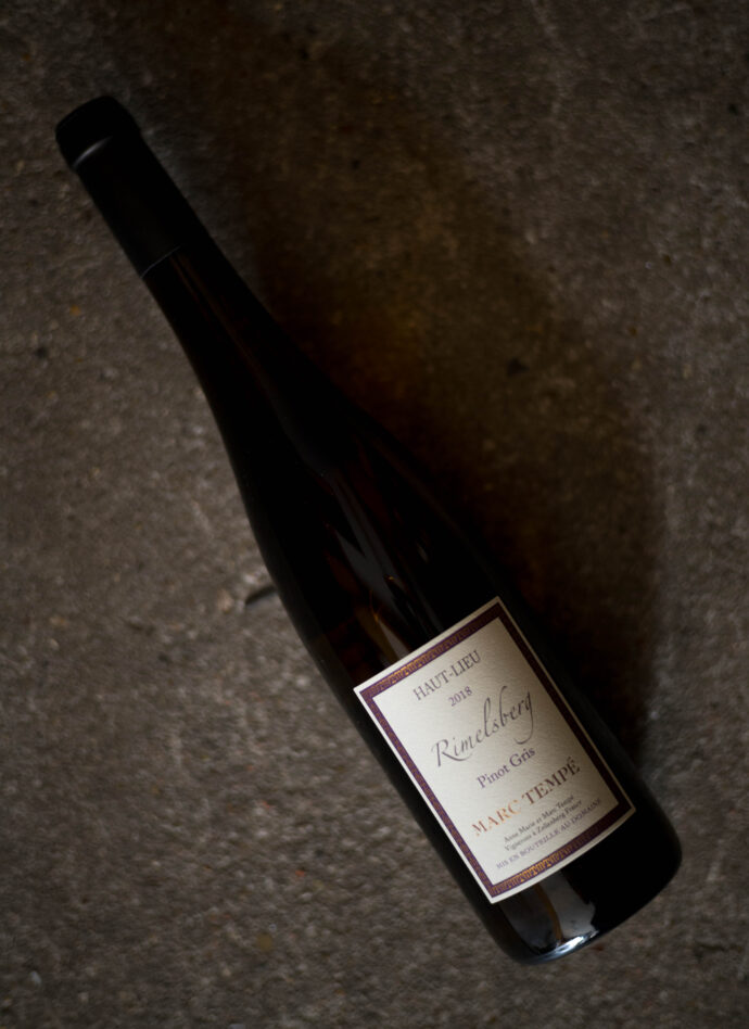 DOMAINE MARC TEMPÉ（ドメーヌ マルク・テンペ）GEWURZTRAMINER AMZELLE  2019（ゲヴェルツトラミネール  アムゼル  2019 ヴィンテージ）　DOMAINE MARC TEMPÉ（ドメーヌ マルク・テンペ）RIESLING  AMZELLE  2019（リースリング アムゼル  2019ヴィンテージ）DOMAINE MARC TEMPÉ（ドメーヌ マルク・テンペ）PINOT GRIS  RIMELSBERG  2018（ピノグリ  ラムルスベル  2018ヴィンテージ）DOMAINE MARC TEMPÉ（ドメーヌ マルク・テンペ）ANNE  2019（アンヌ   2019 ヴィンテージ）DOMAINE MARC TEMPÉ（ドメーヌ マルク・テンペ）ALLIANCE  2019（アリアンス  2019 ヴィンテージ）正規輸入元　ディオニー株式会社　DIONY　京都府伏見区奈良屋町408-1　2005年から国内で大人気！ジャポン大好きビオディナミの巨匠
ドメーヌ・マルクテンペはアルザスのな南部の中心、コルマールから7kmほど進んだ南西向きのツェレンベルグ村にあります。アルザスは南仏のペルピニャンの次に降雨量が少なく、乾燥した地域。南向きの夏の畑は「目玉焼きが焼けるほど」暑いため、ブドウもしっかりと糖度がのります。標高は225～260ⅿ、粘度石灰土壌をベースに、ヴォージュ山脈の花崗岩や黄色みを帯びた石灰の混じる多様な土壌は、さまざまなブドウ品種に適合し、ミネラルたっぷりなふくよかな味わいを生み出します。初夏、マルクの畑の土からなんともいえない深い土の香りが漂います。雑草も元気に生い茂り、ブドウの樹の根元には直径1cm弱のミミズの穴がボコボコ。そう彼の畑はビオディナミ。総面積8haの畑で、96年からビオディナミに取り組む彼は、化学肥料や農薬をいっさい使わず、芽かきによる収量制限や夏季剪定も行いません。ブドウの樹が自分の力でうまいこと育っていくのを助ける以外は何もしません。見れば樹には太ったエスカルゴ（かたつむり）も。除草剤や化学肥料を使った近くの畑と比べて生き物の数は雲泥の差。「おいしい畑はかたつむりも知ってるよ！」太陽の光を一杯に浴び糖度が充分にのったブドウは9月に選果しつつ手摘みで収穫。房、茎をつけたまま優しく5～6時間かけてプレスします。「テントウ虫が生きたまま出てこられるくらいやさしいプレスなんだよ」と彼は言います。地つきの天然酵母で仕込むマルクのワインからは明るく前向きな温かさを感じます。
（株）富屋酒店　愛知県名古屋市瑞穂区上坂町1-41-2　地酒屋　専門店　ライカM11　ズミルックス50　レンズ　代表　上田豊二　きき酒師　焼酎アドバイザー　
シャンパーニュシュヴァリエ　堀田駅　熱田神宮駅
名古屋高速　堀田出口すぐ　牛巻交差点すぐ　レトロ街並み　瓦屋根
　　　クラッシックカー　クラッシックバイク　インテリア　ファッション　音楽
センス　クリエイト　おたく　マニア　映画　シネマ
