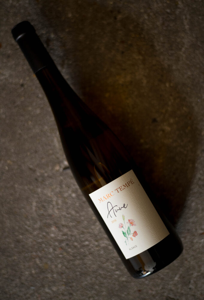 DOMAINE MARC TEMPÉ（ドメーヌ マルク・テンペ）GEWURZTRAMINER AMZELLE  2019（ゲヴェルツトラミネール  アムゼル  2019 ヴィンテージ）　DOMAINE MARC TEMPÉ（ドメーヌ マルク・テンペ）RIESLING  AMZELLE  2019（リースリング アムゼル  2019ヴィンテージ）DOMAINE MARC TEMPÉ（ドメーヌ マルク・テンペ）PINOT GRIS  RIMELSBERG  2018（ピノグリ  ラムルスベル  2018ヴィンテージ）DOMAINE MARC TEMPÉ（ドメーヌ マルク・テンペ）ANNE  2019（アンヌ   2019 ヴィンテージ）DOMAINE MARC TEMPÉ（ドメーヌ マルク・テンペ）ALLIANCE  2019（アリアンス  2019 ヴィンテージ）正規輸入元　ディオニー株式会社　DIONY　京都府伏見区奈良屋町408-1　2005年から国内で大人気！ジャポン大好きビオディナミの巨匠
ドメーヌ・マルクテンペはアルザスのな南部の中心、コルマールから7kmほど進んだ南西向きのツェレンベルグ村にあります。アルザスは南仏のペルピニャンの次に降雨量が少なく、乾燥した地域。南向きの夏の畑は「目玉焼きが焼けるほど」暑いため、ブドウもしっかりと糖度がのります。標高は225～260ⅿ、粘度石灰土壌をベースに、ヴォージュ山脈の花崗岩や黄色みを帯びた石灰の混じる多様な土壌は、さまざまなブドウ品種に適合し、ミネラルたっぷりなふくよかな味わいを生み出します。初夏、マルクの畑の土からなんともいえない深い土の香りが漂います。雑草も元気に生い茂り、ブドウの樹の根元には直径1cm弱のミミズの穴がボコボコ。そう彼の畑はビオディナミ。総面積8haの畑で、96年からビオディナミに取り組む彼は、化学肥料や農薬をいっさい使わず、芽かきによる収量制限や夏季剪定も行いません。ブドウの樹が自分の力でうまいこと育っていくのを助ける以外は何もしません。見れば樹には太ったエスカルゴ（かたつむり）も。除草剤や化学肥料を使った近くの畑と比べて生き物の数は雲泥の差。「おいしい畑はかたつむりも知ってるよ！」太陽の光を一杯に浴び糖度が充分にのったブドウは9月に選果しつつ手摘みで収穫。房、茎をつけたまま優しく5～6時間かけてプレスします。「テントウ虫が生きたまま出てこられるくらいやさしいプレスなんだよ」と彼は言います。地つきの天然酵母で仕込むマルクのワインからは明るく前向きな温かさを感じます。
（株）富屋酒店　愛知県名古屋市瑞穂区上坂町1-41-2　地酒屋　専門店　ライカM11　ズミルックス50　レンズ　代表　上田豊二　きき酒師　焼酎アドバイザー　
シャンパーニュシュヴァリエ　堀田駅　熱田神宮駅
名古屋高速　堀田出口すぐ　牛巻交差点すぐ　レトロ街並み　瓦屋根
　　　クラッシックカー　クラッシックバイク　インテリア　ファッション　音楽
センス　クリエイト　おたく　マニア　映画　シネマ
