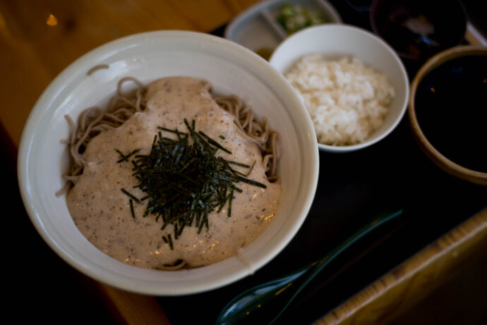 旬菜・じねんじょ市場 とろろ庵　トロロアン　ＴＯＲＯＲＯＡＮ　郷土料理　麦とろ　豆腐料理　愛知県豊田市井ノ口町三斗蒔4-1　愛知あたりまえワールド　紹介店
濃厚とろろのざるそば　1080円　幻の米　麦飯　おかわり自由　旨し　名店　ヘルシー　ツーリングコース　153号沿い　（株）富屋酒店　愛知県名古屋市瑞穂区上坂町1-41-2　地酒屋　専門店　ライカM11　ズミルックス50　レンズ　代表　上田豊二　きき酒師　焼酎アドバイザー　
シャンパーニュシュヴァリエ　堀田駅　熱田神宮駅
名古屋高速　堀田出口すぐ　牛巻交差点すぐ　レトロ街並み　瓦屋根
　　　クラッシックカー　クラッシックバイク　インテリア　ファッション　音楽
センス　クリエイト　おたく　マニア　映画　シネマ
