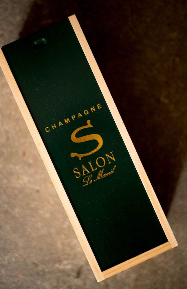 CHAMPAGNE　SALON（シャンパーニュ　サロン）　2012（2012ヴィンテージ）
FRANCE　フランス　シャンパーニュ地方　BLANC　DE　BLANC　BRUT　ブランドブラン　ブリュット　ル・メニル・シュル・オジェ　CHARDONNAY100％　シャルドネ100％　サロン・ドゥラモット　世界最高峰のシャンパーニュ　ディディエ・ドゥポン社長
「サロンの庭」　サロンの創始者ウジェーヌ＝エメ・サロンは毛皮商の出身で、シャンパーニュ好きが高じてシャンパーニュ造りにのめり込んでいった。1905年、史上初のヴィンテージを生み出すものの、1920年まで友人と周囲の愛好家だけに振舞ってきた。そして1920年、正式にメゾン・サロンを設立した。シャンパーニュ・サロンは本社に付随する１ヘクタールの自社畑とル・メニル・シュル・オジェにある19の小さな区画から、同じ年に収穫されたシャルドネ種のブドウだけで造られている。しかもブドウの当たり年だけに製造され、1回の生産量は６～８万本。シャンパーニュ・サロンが生まれてから１世紀の間で、たったの37ヴィンテージというから、希少価値の高さがうかがえる。熟成期間は最低8～１２年。そして100年寝かせてもおいしく飲めるというのだ！出荷の大半が高級レストランに卸されるめ、なかなか市場に出回らないのが残念なところ。
CHAMPAGNE  SALON （シャンパーニュ　サロン） BLANC DE BLANC  BRUT  2013 (ブラン・ド・ブラン　ブリュット　2013ヴィンテージ）（株）富屋酒店 かぶしきがいしゃ とみやさけてん カブシキガイシャ　トミヤサケテン TOMIYA SAKETEN 　愛知県名古屋市瑞穂区上坂町1-41-2　地酒屋　豊盃　HOUHAI ほうはい　ホーハイ　三浦酒造  MIURASHUZO日高見　ひたかみ　ヒタカミ HITAKAMI  平孝酒造　HIRAKOSHUZO 天の戸 アマノト　あまのと　AMANOTO　浅舞酒造 ASAMAISHUZO　飛露喜 HIROKISHUZOHONTEN　廣木酒造本店　HIROK　大那 DAINA　ダイナ　だいな　菊の里酒造　KIKUNOSATOSHUZO　旭興　KYOKUKO　きょくこう　キョクコウ　渡邉酒造　WATANABESHUZO　仙禽 SENKIN　せんきん　センキン（株）せんきん SENKIN鶴齢　カクレイ　かくれい KAKUREI　青木酒造　AOKISHUZO謙信 ケンシン　けんしん KENSHIN池田屋酒造 IKEDAYASHUZO 白岳仙 HAKUGAKUSEN　ハクガクセン　はくがくせん　安本酒造 YASUMOTOSHUZO 群馬泉 グンマイズミ　ぐんまいずみ 島岡酒造 SHIMAOKASHUZO  喜久醉 きくよい キクヨイKIKUYOI 青島酒造 AOSHIMASHUZO 長珍 ちょうちん　チョウチン長珍酒造CHOCHINSHUZO　みねたからみりん　峯寳 味醂　一子相伝 ミネタカラ　いっしそうでん　イッシソウデン　小笠原味醂 OGASAWARA MIRIN

瀧自慢　たきじまん　タキジマン　瀧自慢酒造　TAKIZIMANSHUZO　田光　TABIKA 早川酒造  HAYAKAWASHUZO　作　ZAKU ざく ザク 清水清三郎商店 SHIMIZUSEIZABUROSHOTEN  篠峯　櫛羅　しのみね　シノミネ　くじら　クジラ　千代酒造　CHIYOSHUZO　雑賀　さいか　サイカ　九重雑賀  KOKONOESAIKA　紀土　鶴梅　無量山　きっど　キッド　KID 　ツルウメ　つるうめ　TURUUME　ムリョウザン　むりょうざん　MURYOZAN　平和酒造　HEIWASHUZO　蒼空　そうくう　ソウクウ　SÔKÛ　藤岡酒造　HUJIOKASHUZO 　宝剣　HOUKEN  宝剣酒造　ほうけんしゅぞう　ホウケンシュゾウ　HOKENSHUZO　清酒竹鶴　小笹屋竹鶴　せいしゅたけつる　セイシュタケツル　おささやたけつる　オササヤタケツル　竹鶴酒造　TAKETURUSHUZO
石鎚　いしづち　イシヅチ　石鎚酒造　ISHIDUCHISHUZO　土佐しらぎく　とさしらぎく　トサシラギク　仙頭酒造場　せんとうしゅぞうじょう　SENDOSHUZOZYO
　
 ブルゴーニュワイン　BOURGOGNE  ボルドーワイン　BORDEAUXカリフォルニアワイン CALIFORNIA  シャンパーニュ  SHAMPAGNEアルザスワイン ALSACE ドイツワイン WEIN GERMAN WINE 専門店　ライカM11　ズミルックス50　レンズ　代表　上田豊二　　きき酒師　焼酎アドバイザー　シャンパーニュシュヴァリエ　堀田駅より徒歩10分　熱田神宮駅より徒歩10分
市バス　牛巻より徒歩３分　地下鉄堀田駅より徒歩１５分　名古屋高速堀田出口より車で２分　牛巻交差点より徒歩５分　レトロ街並み　瓦屋根　裏道　大通りより二本入る　CLASSIC CARクラッシックカー CLASSIC BIKE　クラッシックバイク INTERIA　インテリア　　FASHION　ファッション　MUSIC　音楽　LOVE　SAKE SHOP　酒屋
センス　クリエイト　おたく　　MANIAマニア MOVIE　映画　CINEMA シネマ　2024年春オープン予定 いいねタウン瑞穂 iiNE マルシェ内　グランクレア瑞穂 いいねタウン瑞穂  愛知県名古屋市瑞穂区宝田町四丁目2番、3番2　春敲町三丁目23番1（地番） 魚太郎　UOTARO MIZUHO うおたろう　ウオタロウ　なごやみずほてん　ナゴヤミズホテン　 名古屋瑞穂店  車で1分　徒歩5分　丸明 瑞穂店  MARUAKI MIZUHO　マルアキ ミズホテン　まるあき みずほてん　 徒歩10分　車3分　焼肉 美奈登  ヤキニクミナト　やきにくみなと YAKINIKU MINATO 車で2分　徒歩10分  どての品川　DOTENO SHINAGAWA　ドテノシナガワ　どてのしながわ　車で30秒　徒歩1分昇福亭　SHOHUKUTEI しょうふくてい　ショウフクテイ 街中華　マニア　大盛り　個性派  車で5分　徒歩15分  名店 近くにたくさんあり　堀田バンザイ　牛巻バンザイ　名古屋のへそ

　
 ブルゴーニュワイン　BOURGOGNE  ボルドーワイン　BORDEAUXカリフォルニアワイン CALIFORNIA  シャンパーニュ  SHAMPAGNEアルザスワイン ALSACE ドイツワイン WEIN GERMAN WINE 専門店　ライカM11　ズミルックス50　レンズ　代表　上田豊二　　きき酒師　焼酎アドバイザー　シャンパーニュシュヴァリエ　堀田駅より徒歩10分　熱田神宮駅より徒歩10分
市バス　牛巻より徒歩３分　地下鉄堀田駅より徒歩１５分　名古屋高速堀田出口より車で２分　牛巻交差点より徒歩５分　レトロ街並み　瓦屋根　裏道　大通りより二本入る　CLASSIC CARクラッシックカー CLASSIC BIKE　クラッシックバイク INTERIA　インテリア　　FASHION　ファッション　MUSIC　音楽　LOVE　SAKE SHOP　酒屋
センス　クリエイト　おたく　　MANIAマニア MOVIE　映画　CINEMA シネマ　2024年春オープン予定 いいねタウン瑞穂 iiNE マルシェ内　グランクレア瑞穂 いいねタウン瑞穂  愛知県名古屋市瑞穂区宝田町四丁目2番、3番2　春敲町三丁目23番1（地番） 魚太郎　UOTARO MIZUHO うおたろう　ウオタロウ　なごやみずほてん　ナゴヤミズホテン　 名古屋瑞穂店  車で1分　徒歩5分　丸明 瑞穂店  MARUAKI MIZUHO　マルアキ ミズホテン　まるあき みずほてん　 徒歩10分　車3分　焼肉 美奈登  ヤキニクミナト　やきにくみなと YAKINIKU MINATO 車で2分　徒歩10分  どての品川　DOTENO SHINAGAWA　ドテノシナガワ　どてのしながわ　車で30秒　徒歩1分昇福亭　SHOHUKUTEI しょうふくてい　ショウフクテイ 街中華　マニア　大盛り　個性派  車で5分　徒歩15分  名店 近くにたくさんあり　堀田バンザイ　牛巻バンザイ　名古屋のへそ　





