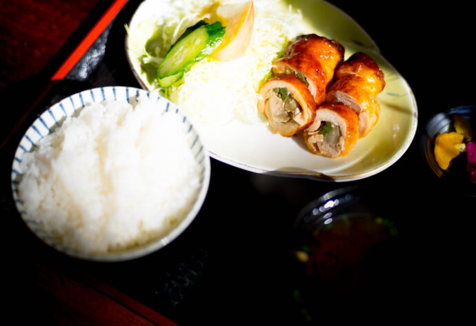 花の木　はなのき　ハナノキ　HANANOKI  鳥料理　豊田市　愛知県豊田市富岡町花ノ木1　ロール定食（もも肉の野菜巻き）　1050円　イートイン　テイクアウト　大人気　行列必須　駐車場争奪戦　香嵐渓153号　ツーリングコース　ランチ　定番　バイカー　車好き　丸焼き　もも焼き　半身焼き　お持ち帰り　砂肝　ホルモン　絶品
（株）富屋酒店　愛知県名古屋市瑞穂区上坂町1-41-2　地酒屋　専門店　ライカM11　ズミルックス50　レンズ　代表　上田豊二　きき酒師　焼酎アドバイザー　
シャンパーニュシュヴァリエ　堀田駅　熱田神宮駅
名古屋高速　堀田出口すぐ　牛巻交差点すぐ　レトロ街並み　瓦屋根
　　　クラッシックカー　クラッシックバイク　インテリア　ファッション　音楽
センス　クリエイト　おたく　マニア　映画　シネマ
